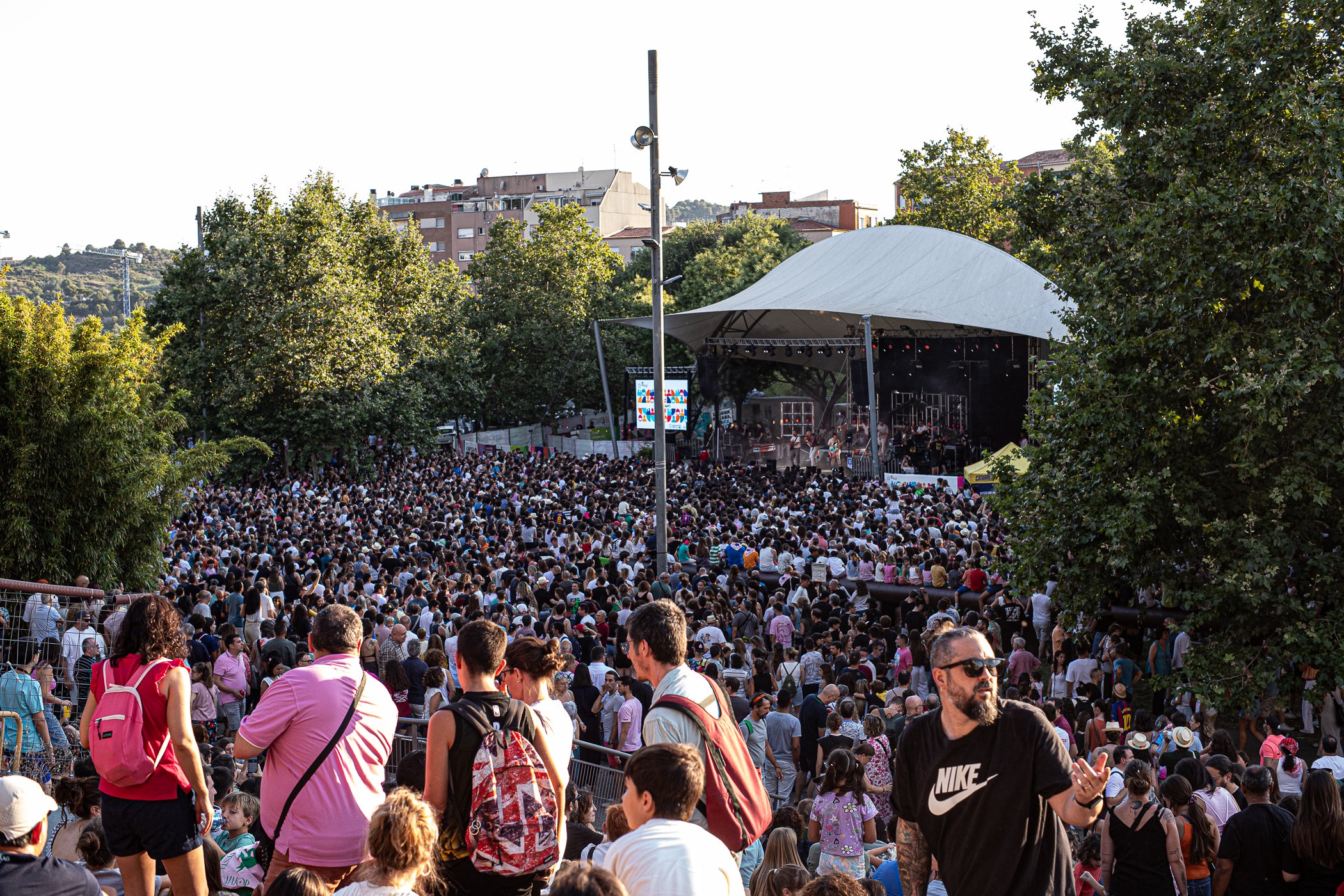 L’Espai Vela ha quedat petit aquest vespre de diumenge per presenciar el concert d’Els Catarres. El Parc de Vallparadís s’ha omplert de gom a gom per veure un dels espectacles estrella de la Festa Major. Un dels grans referents actuals de la música catalana s’ha fet seu totalment l’escenari i ha desfermat autèntica passió entre els terrassencs assistents. Els Catarres han presentat el seu darrer treball, “Paracaigudistes”, però també han deixat espai per aquelles cançons que ja s’han convertit en himnes. Tot plegat en un ambient festiu, emotiu i reivindicatiu ha fet les delícies del públic.