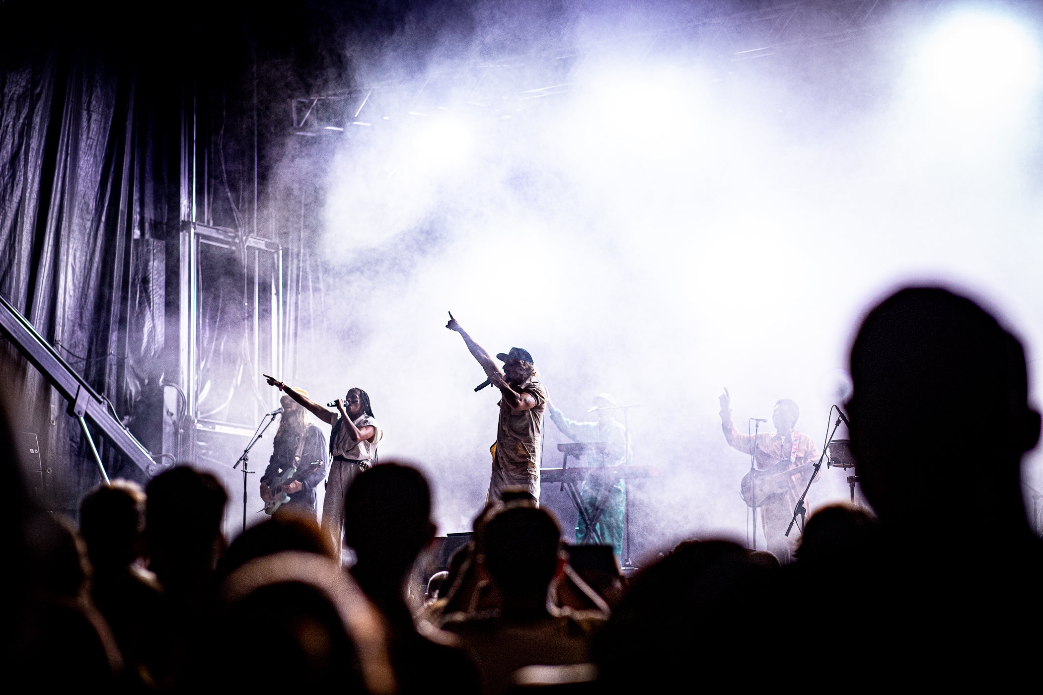 La plaça Nova es va omplir de gom a gom per veure Macaco. La banda aterrava a Terrassa dins de la gira “Futuro Ancestral Tour” que els ha portat per tot l’Estat. Amb una posada en escena espectacular, s’han pogut escoltar grans clàssics del grup però també cançons del darrer disc, que suposa una nova etapa sense oblidar l’inconfusible fusió cultural (rumba, reggae i funk) marca de la casa de Macaco. El músic barceloní ha fet ballar als terrassencs gràcies al seu carisma i bon rotllo, en una nit de Festa Major vibrant i emotiva.