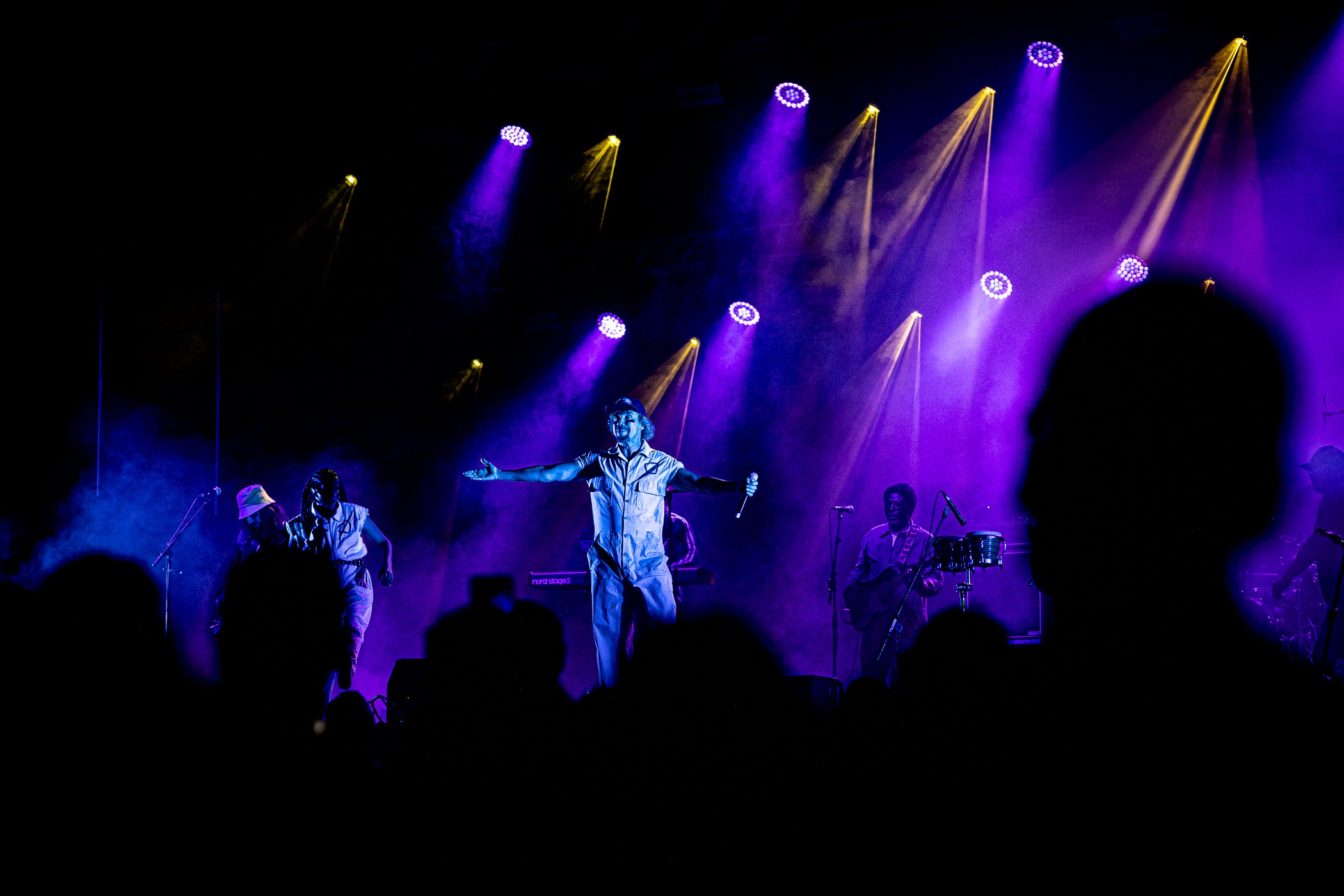 La plaça Nova es va omplir de gom a gom per veure Macaco. La banda aterrava a Terrassa dins de la gira “Futuro Ancestral Tour” que els ha portat per tot l’Estat. Amb una posada en escena espectacular, s’han pogut escoltar grans clàssics del grup però també cançons del darrer disc, que suposa una nova etapa sense oblidar l’inconfusible fusió cultural (rumba, reggae i funk) marca de la casa de Macaco. El músic barceloní ha fet ballar als terrassencs gràcies al seu carisma i bon rotllo, en una nit de Festa Major vibrant i emotiva.