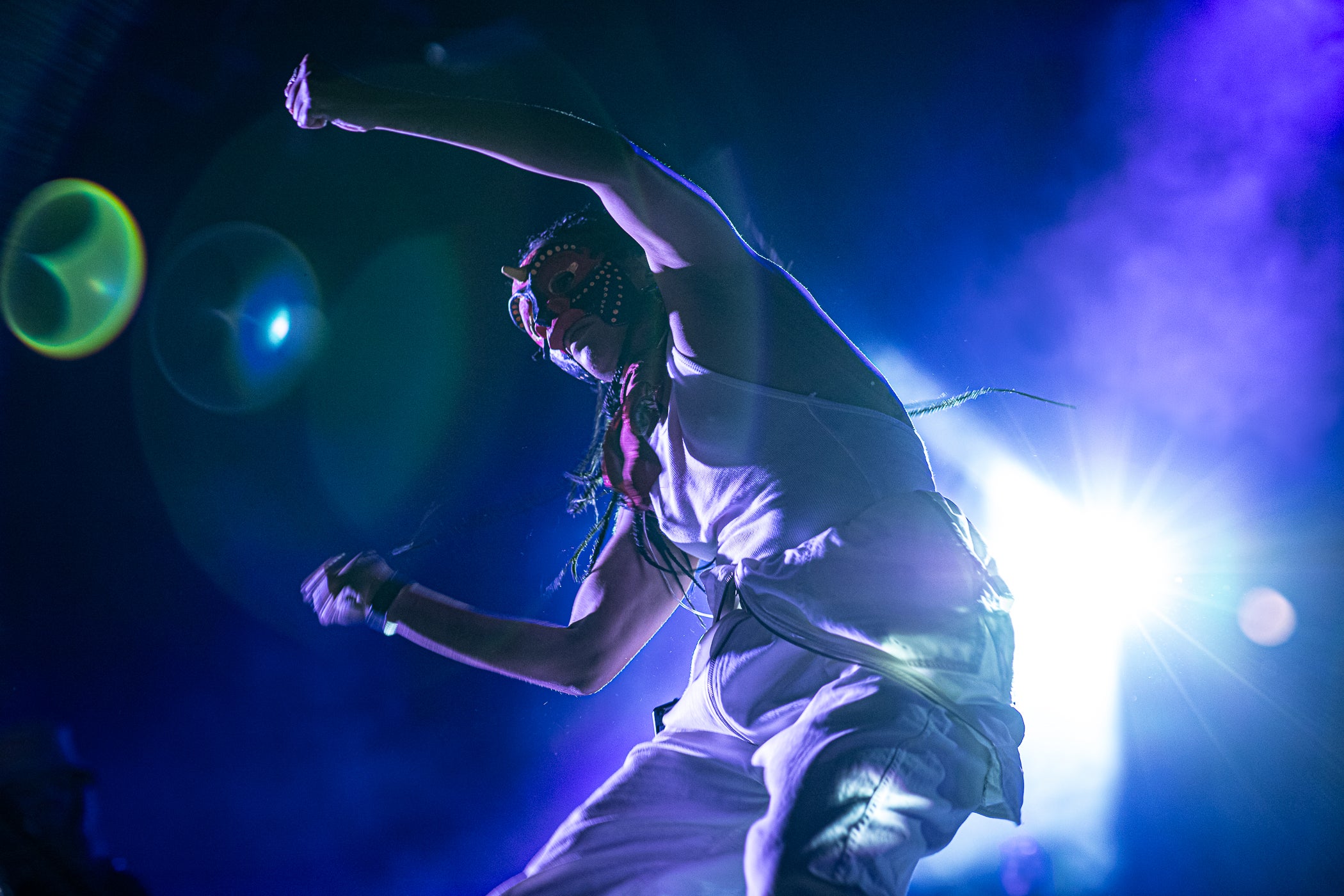 La plaça Nova es va omplir de gom a gom per veure Macaco. La banda aterrava a Terrassa dins de la gira “Futuro Ancestral Tour” que els ha portat per tot l’Estat. Amb una posada en escena espectacular, s’han pogut escoltar grans clàssics del grup però també cançons del darrer disc, que suposa una nova etapa sense oblidar l’inconfusible fusió cultural (rumba, reggae i funk) marca de la casa de Macaco. El músic barceloní ha fet ballar als terrassencs gràcies al seu carisma i bon rotllo, en una nit de Festa Major vibrant i emotiva.