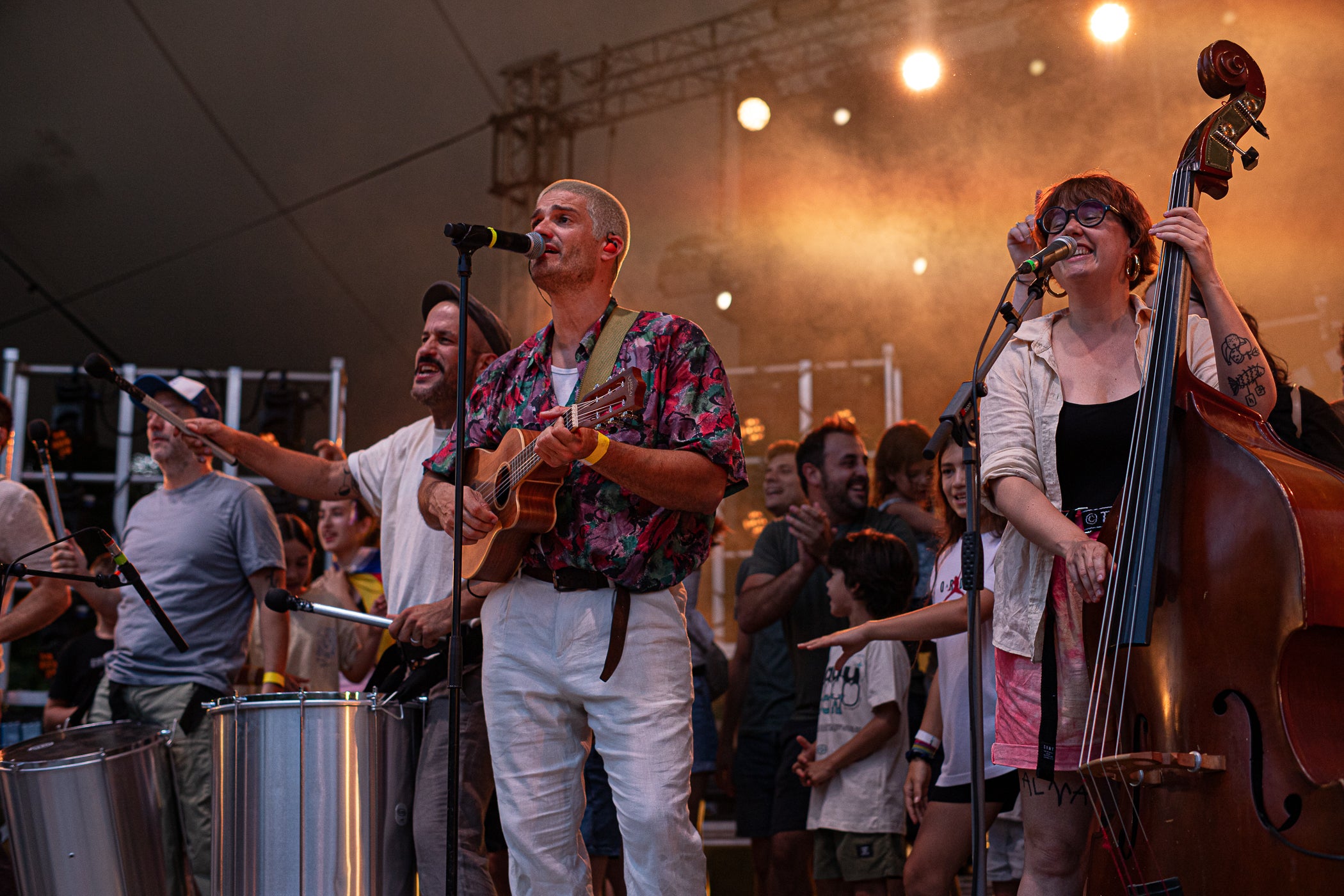 L’Espai Vela ha quedat petit aquest vespre de diumenge per presenciar el concert d’Els Catarres. El Parc de Vallparadís s’ha omplert de gom a gom per veure un dels espectacles estrella de la Festa Major. Un dels grans referents actuals de la música catalana s’ha fet seu totalment l’escenari i ha desfermat autèntica passió entre els terrassencs assistents. Els Catarres han presentat el seu darrer treball, “Paracaigudistes”, però també han deixat espai per aquelles cançons que ja s’han convertit en himnes. Tot plegat en un ambient festiu, emotiu i reivindicatiu ha fet les delícies del públic.