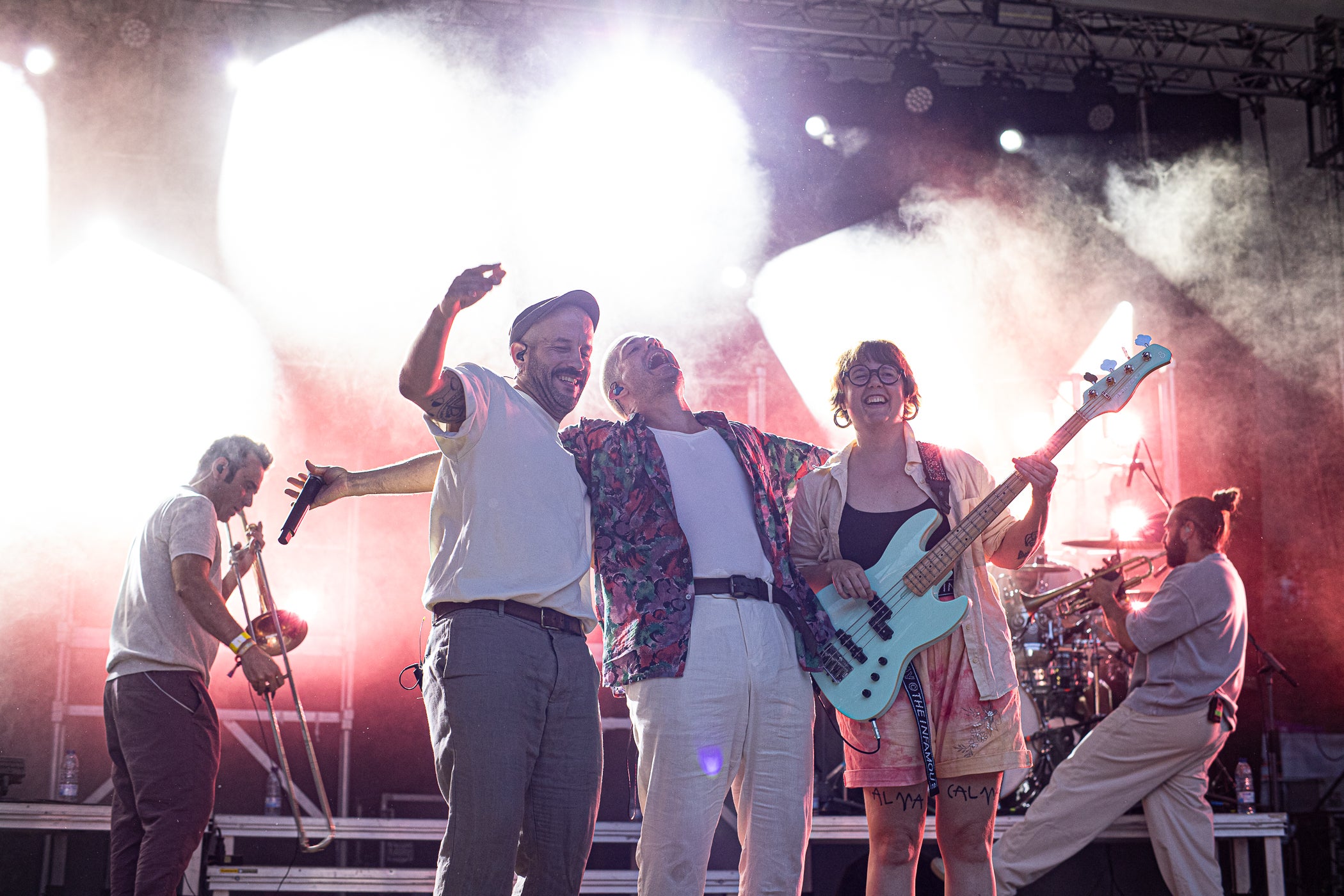 L’Espai Vela ha quedat petit aquest vespre de diumenge per presenciar el concert d’Els Catarres. El Parc de Vallparadís s’ha omplert de gom a gom per veure un dels espectacles estrella de la Festa Major. Un dels grans referents actuals de la música catalana s’ha fet seu totalment l’escenari i ha desfermat autèntica passió entre els terrassencs assistents. Els Catarres han presentat el seu darrer treball, “Paracaigudistes”, però també han deixat espai per aquelles cançons que ja s’han convertit en himnes. Tot plegat en un ambient festiu, emotiu i reivindicatiu ha fet les delícies del públic.