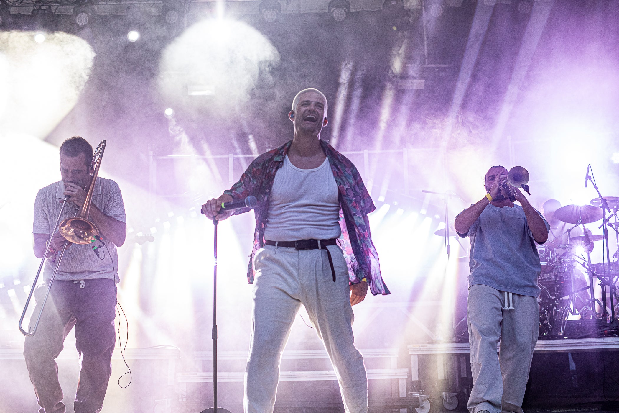 L’Espai Vela ha quedat petit aquest vespre de diumenge per presenciar el concert d’Els Catarres. El Parc de Vallparadís s’ha omplert de gom a gom per veure un dels espectacles estrella de la Festa Major. Un dels grans referents actuals de la música catalana s’ha fet seu totalment l’escenari i ha desfermat autèntica passió entre els terrassencs assistents. Els Catarres han presentat el seu darrer treball, “Paracaigudistes”, però també han deixat espai per aquelles cançons que ja s’han convertit en himnes. Tot plegat en un ambient festiu, emotiu i reivindicatiu ha fet les delícies del públic.