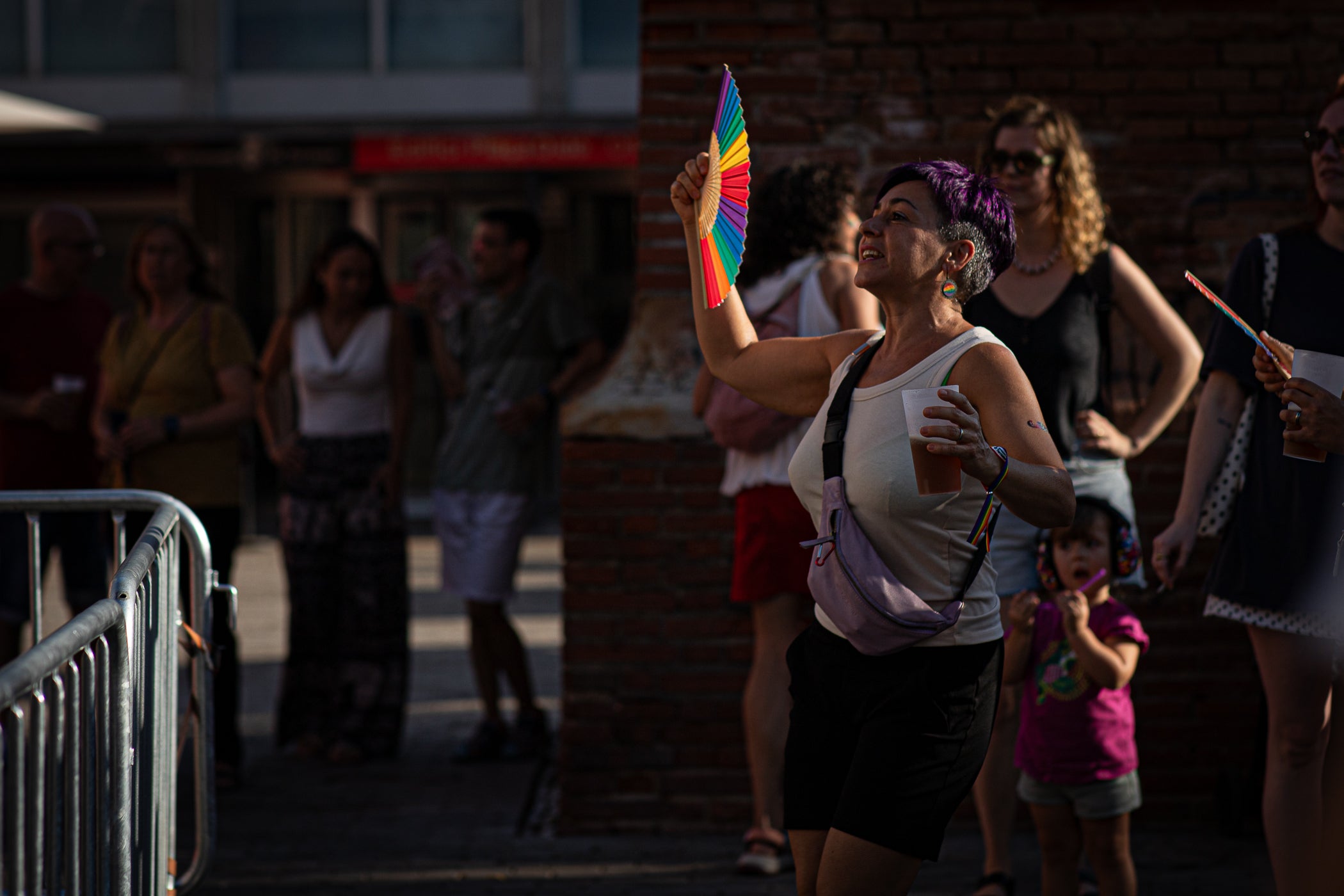 La plaça Didó de Terrassa va acollir aquest diumenge, la gran Festa Allioli Olé. La tarda de la Festa Major de Terrassa va estar tenyida de reivindicació esbojarrada de la mà d’aquest grup, nascut l’any 2016 a Barcelona, que aposta per reivindicar la cultura catalana amb música i esperit LGTBIQ+, creant un entorn inclusiu, obert i ple d’energia. L’entitat va portar el bon rotllo a la plaça amb el seu espectacle i va acabar fent-ne partícips els assistents gràcies al seu tarannà desimbolt.