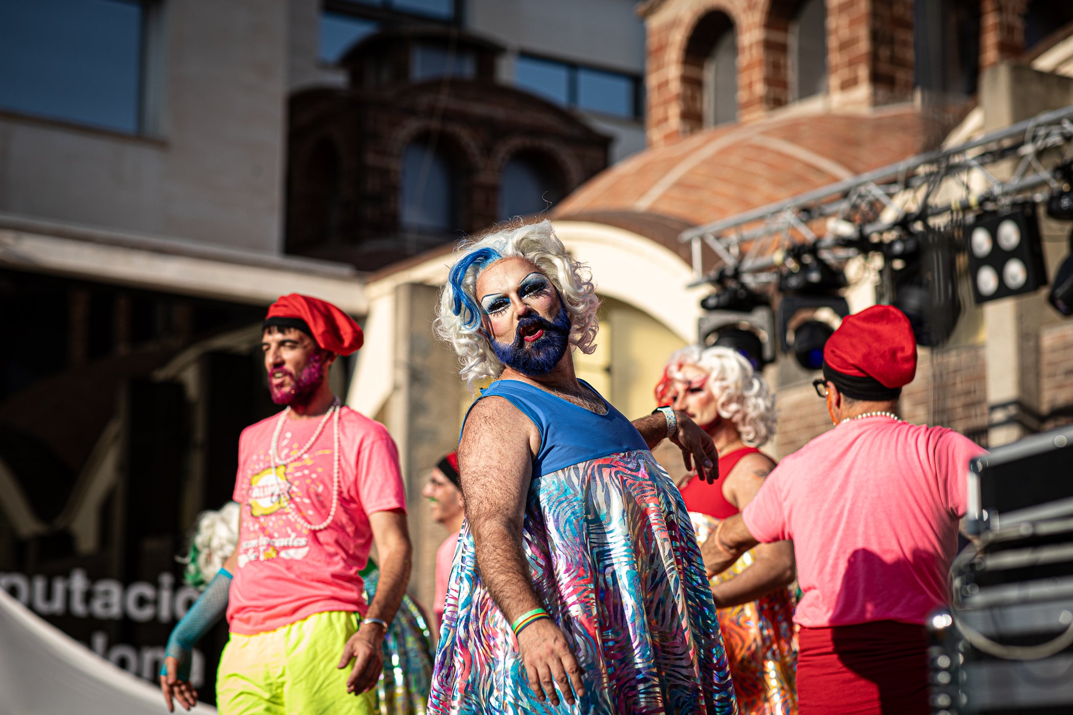 La plaça Didó de Terrassa va acollir aquest diumenge, la gran Festa Allioli Olé. La tarda de la Festa Major de Terrassa va estar tenyida de reivindicació esbojarrada de la mà d’aquest grup, nascut l’any 2016 a Barcelona, que aposta per reivindicar la cultura catalana amb música i esperit LGTBIQ+, creant un entorn inclusiu, obert i ple d’energia. L’entitat va portar el bon rotllo a la plaça amb el seu espectacle i va acabar fent-ne partícips els assistents gràcies al seu tarannà desimbolt.