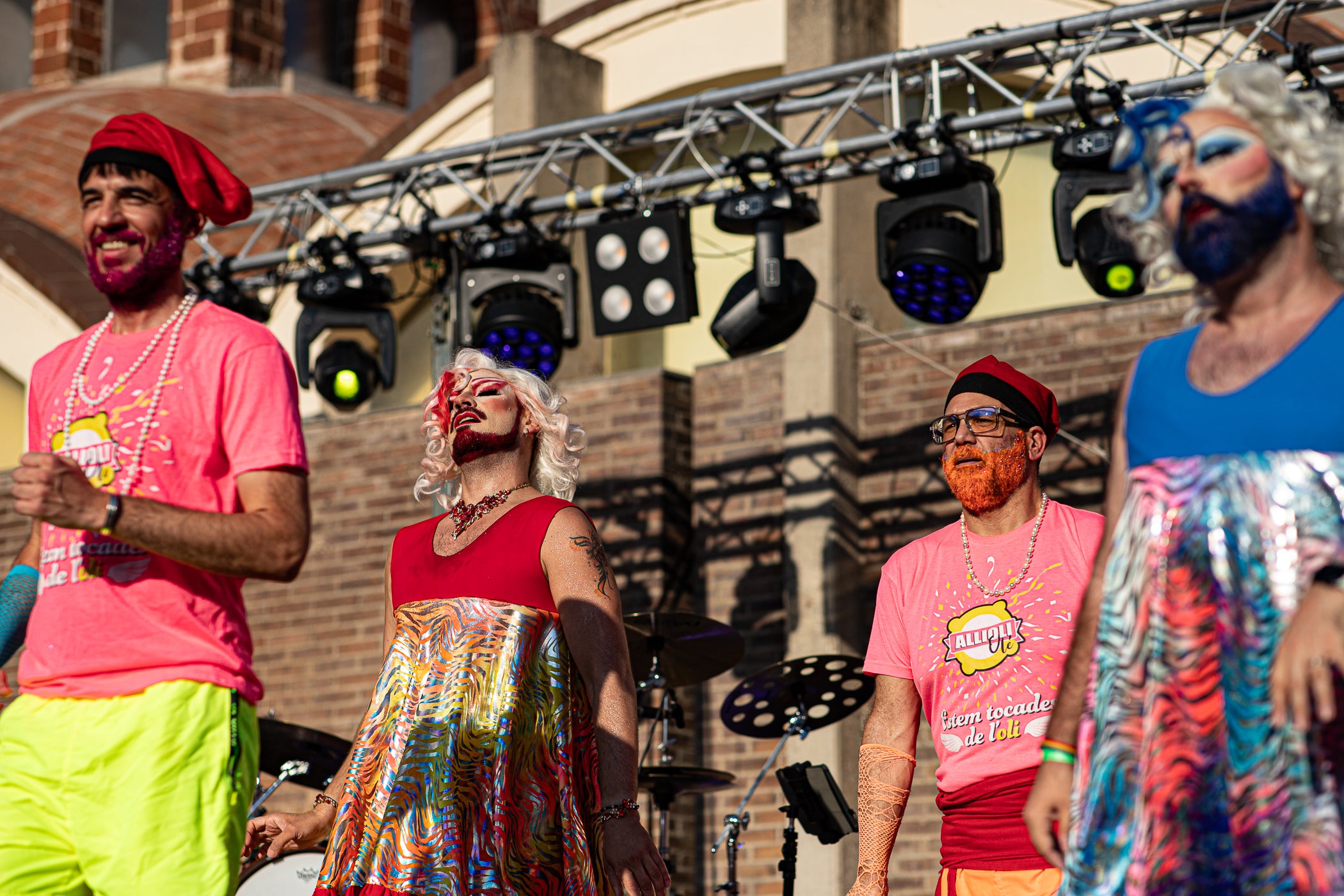 La plaça Didó de Terrassa va acollir aquest diumenge, la gran Festa Allioli Olé. La tarda de la Festa Major de Terrassa va estar tenyida de reivindicació esbojarrada de la mà d’aquest grup, nascut l’any 2016 a Barcelona, que aposta per reivindicar la cultura catalana amb música i esperit LGTBIQ+, creant un entorn inclusiu, obert i ple d’energia. L’entitat va portar el bon rotllo a la plaça amb el seu espectacle i va acabar fent-ne partícips els assistents gràcies al seu tarannà desimbolt.