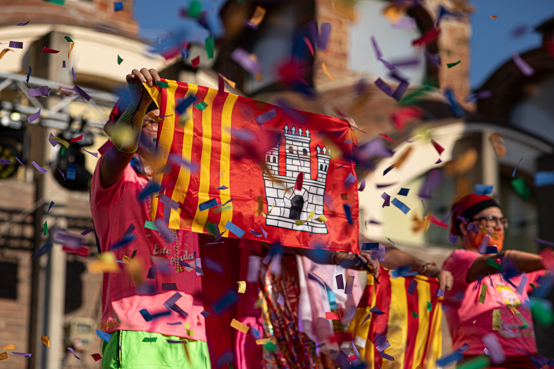 La plaça Didó de Terrassa va acollir aquest diumenge, la gran Festa Allioli Olé. La tarda de la Festa Major de Terrassa va estar tenyida de reivindicació esbojarrada de la mà d’aquest grup, nascut l’any 2016 a Barcelona, que aposta per reivindicar la cultura catalana amb música i esperit LGTBIQ+, creant un entorn inclusiu, obert i ple d’energia. L’entitat va portar el bon rotllo a la plaça amb el seu espectacle i va acabar fent-ne partícips els assistents gràcies al seu tarannà desimbolt.