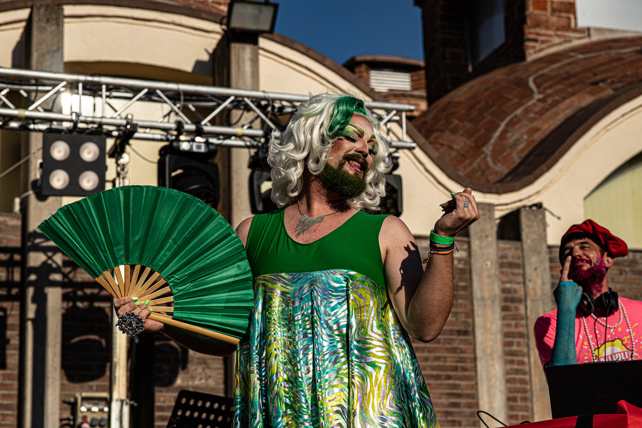La plaça Didó de Terrassa va acollir aquest diumenge, la gran Festa Allioli Olé. La tarda de la Festa Major de Terrassa va estar tenyida de reivindicació esbojarrada de la mà d’aquest grup, nascut l’any 2016 a Barcelona, que aposta per reivindicar la cultura catalana amb música i esperit LGTBIQ+, creant un entorn inclusiu, obert i ple d’energia. L’entitat va portar el bon rotllo a la plaça amb el seu espectacle i va acabar fent-ne partícips els assistents gràcies al seu tarannà desimbolt.