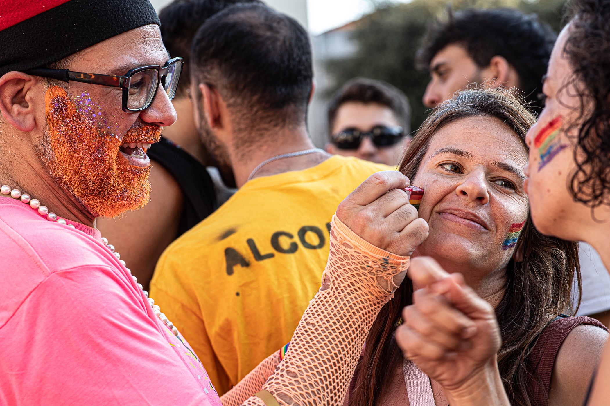 La plaça Didó de Terrassa va acollir aquest diumenge, la gran Festa Allioli Olé. La tarda de la Festa Major de Terrassa va estar tenyida de reivindicació esbojarrada de la mà d’aquest grup, nascut l’any 2016 a Barcelona, que aposta per reivindicar la cultura catalana amb música i esperit LGTBIQ+, creant un entorn inclusiu, obert i ple d’energia. L’entitat va portar el bon rotllo a la plaça amb el seu espectacle i va acabar fent-ne partícips els assistents gràcies al seu tarannà desimbolt.