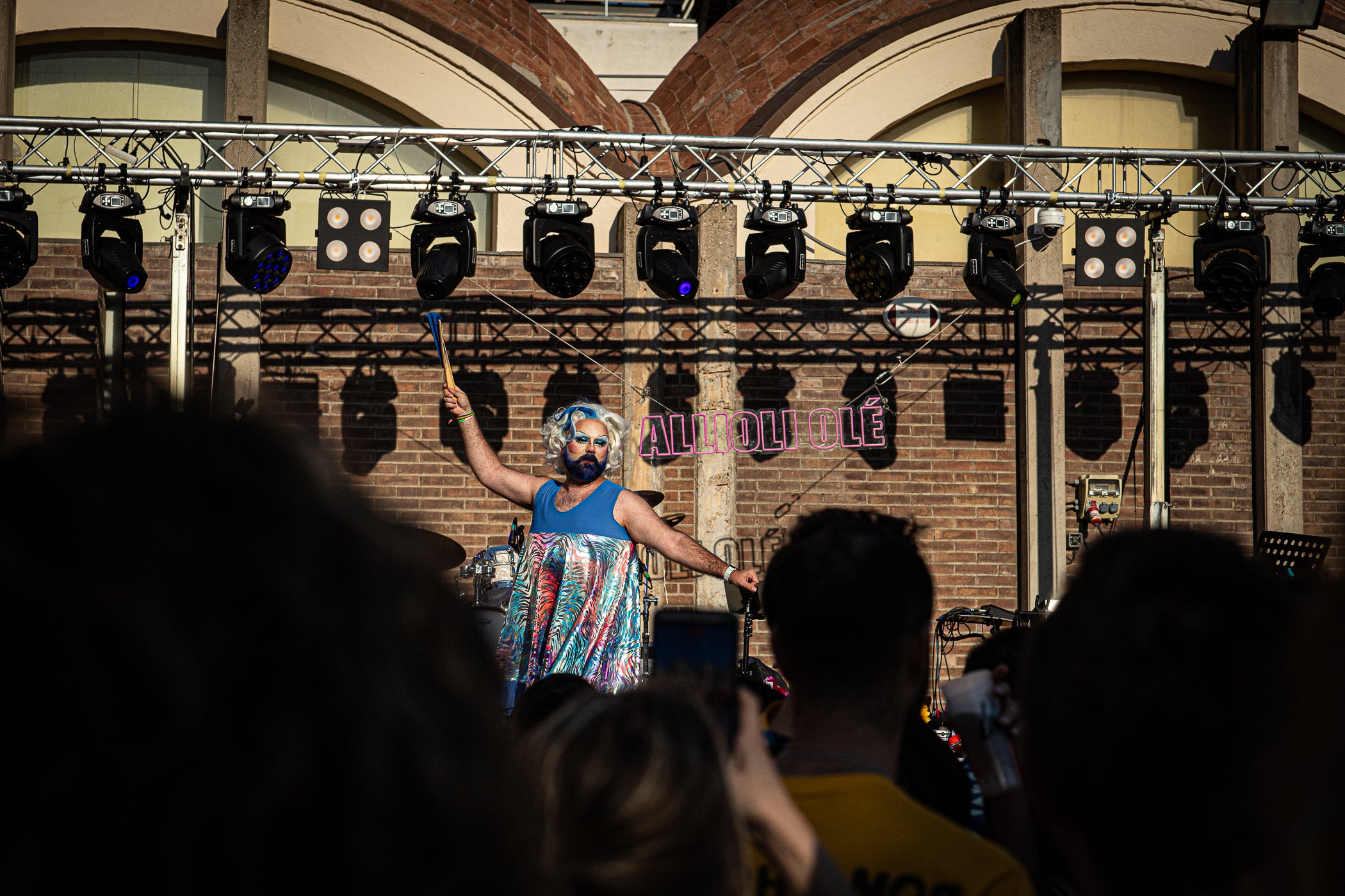 La plaça Didó de Terrassa va acollir aquest diumenge, la gran Festa Allioli Olé. La tarda de la Festa Major de Terrassa va estar tenyida de reivindicació esbojarrada de la mà d’aquest grup, nascut l’any 2016 a Barcelona, que aposta per reivindicar la cultura catalana amb música i esperit LGTBIQ+, creant un entorn inclusiu, obert i ple d’energia. L’entitat va portar el bon rotllo a la plaça amb el seu espectacle i va acabar fent-ne partícips els assistents gràcies al seu tarannà desimbolt.