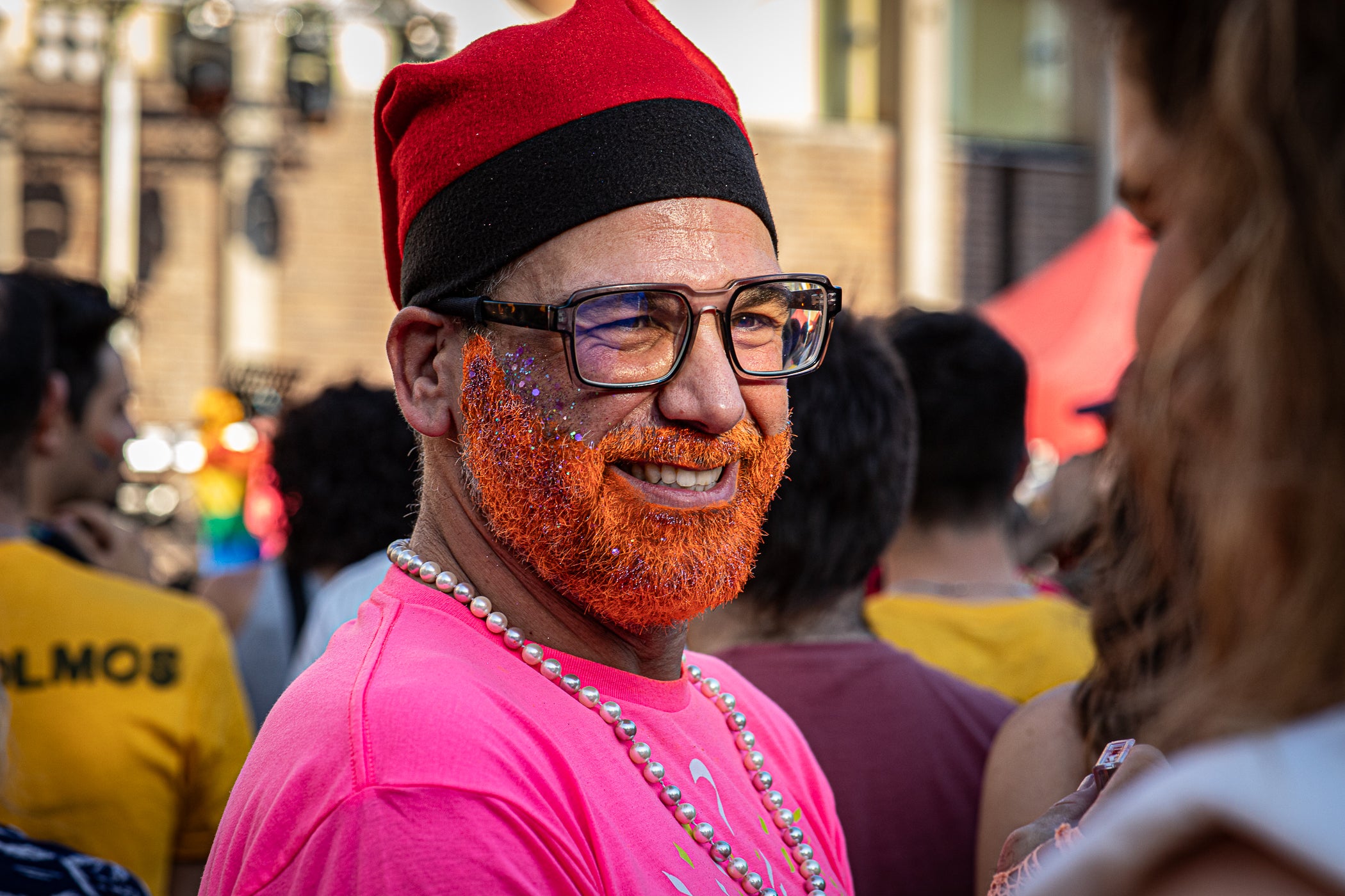 La plaça Didó de Terrassa va acollir aquest diumenge, la gran Festa Allioli Olé. La tarda de la Festa Major de Terrassa va estar tenyida de reivindicació esbojarrada de la mà d’aquest grup, nascut l’any 2016 a Barcelona, que aposta per reivindicar la cultura catalana amb música i esperit LGTBIQ+, creant un entorn inclusiu, obert i ple d’energia. L’entitat va portar el bon rotllo a la plaça amb el seu espectacle i va acabar fent-ne partícips els assistents gràcies al seu tarannà desimbolt.