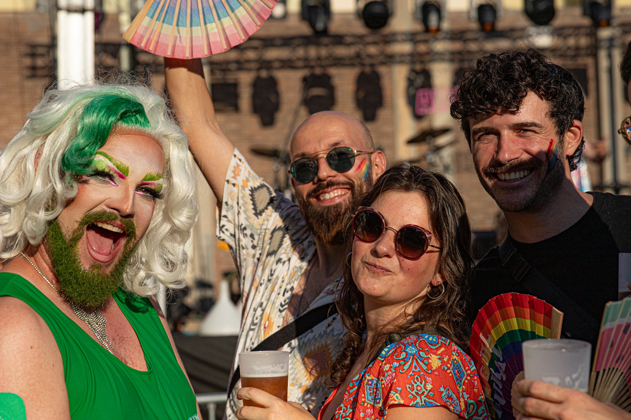 La plaça Didó de Terrassa va acollir aquest diumenge, la gran Festa Allioli Olé. La tarda de la Festa Major de Terrassa va estar tenyida de reivindicació esbojarrada de la mà d’aquest grup, nascut l’any 2016 a Barcelona, que aposta per reivindicar la cultura catalana amb música i esperit LGTBIQ+, creant un entorn inclusiu, obert i ple d’energia. L’entitat va portar el bon rotllo a la plaça amb el seu espectacle i va acabar fent-ne partícips els assistents gràcies al seu tarannà desimbolt.
