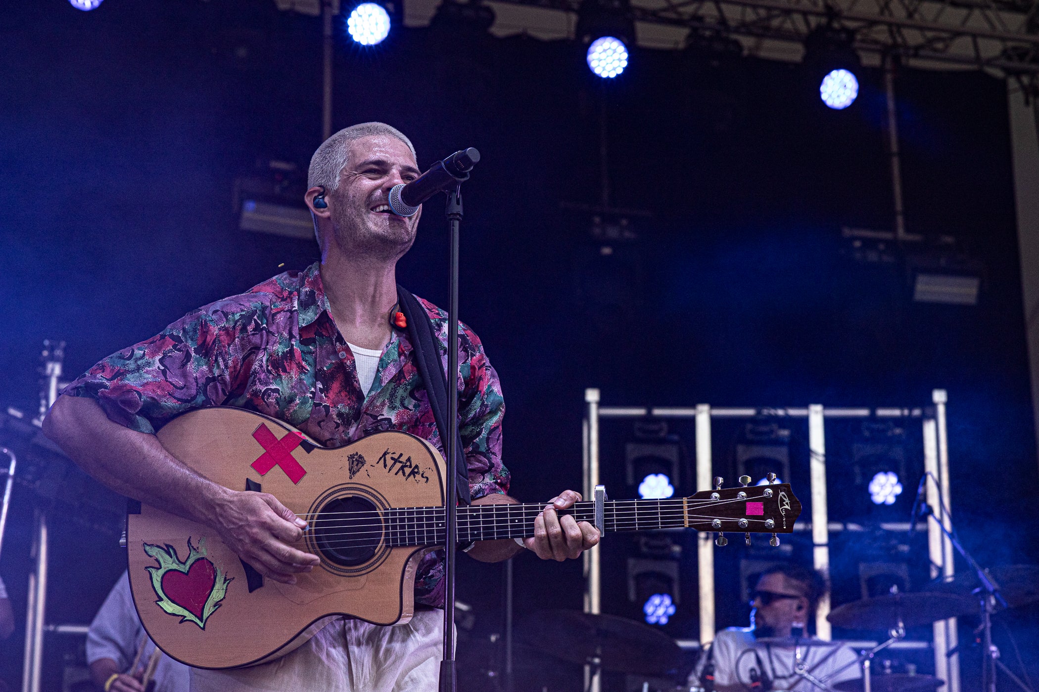 L’Espai Vela ha quedat petit aquest vespre de diumenge per presenciar el concert d’Els Catarres. El Parc de Vallparadís s’ha omplert de gom a gom per veure un dels espectacles estrella de la Festa Major. Un dels grans referents actuals de la música catalana s’ha fet seu totalment l’escenari i ha desfermat autèntica passió entre els terrassencs assistents. Els Catarres han presentat el seu darrer treball, “Paracaigudistes”, però també han deixat espai per aquelles cançons que ja s’han convertit en himnes. Tot plegat en un ambient festiu, emotiu i reivindicatiu ha fet les delícies del públic.