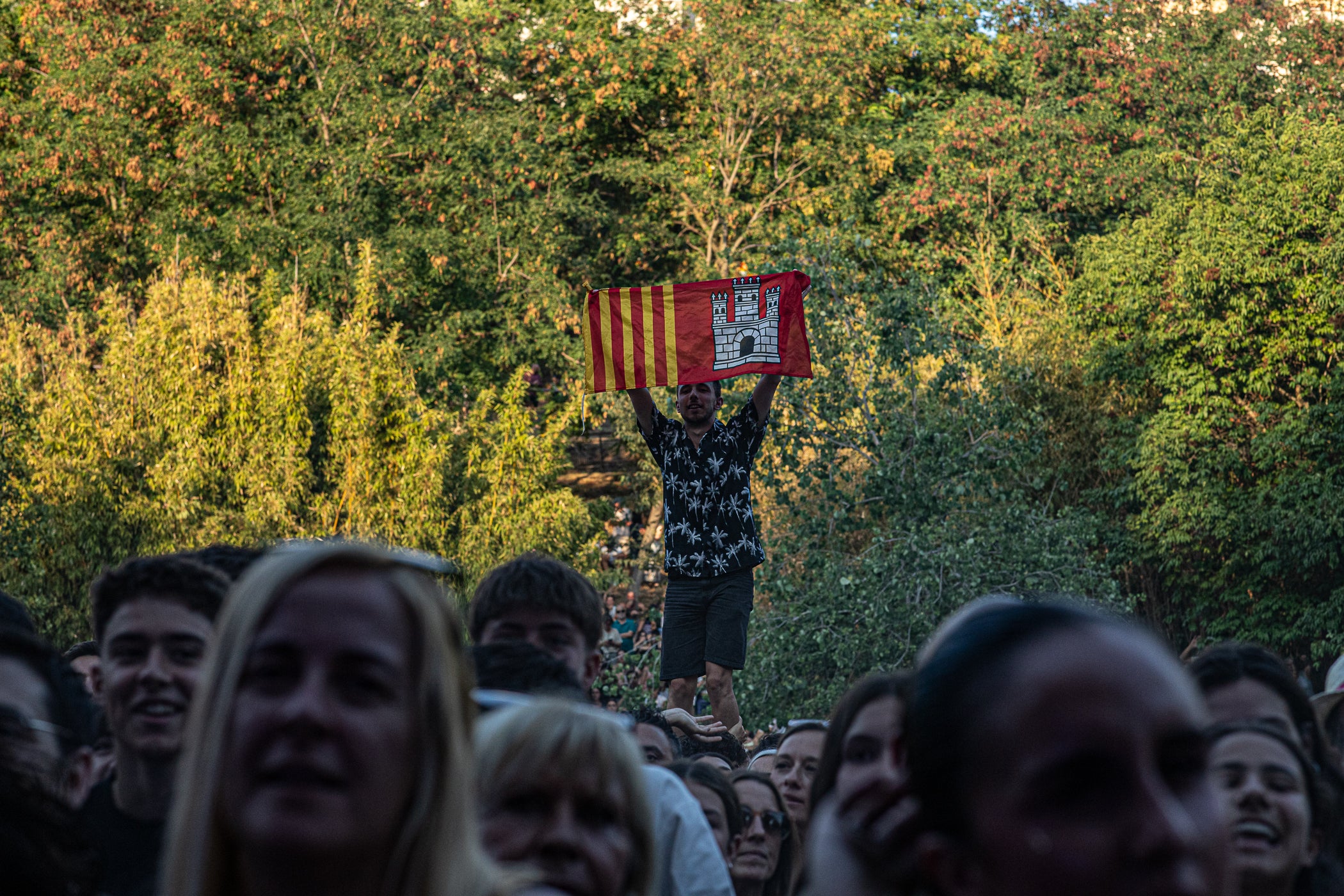L’Espai Vela ha quedat petit aquest vespre de diumenge per presenciar el concert d’Els Catarres. El Parc de Vallparadís s’ha omplert de gom a gom per veure un dels espectacles estrella de la Festa Major. Un dels grans referents actuals de la música catalana s’ha fet seu totalment l’escenari i ha desfermat autèntica passió entre els terrassencs assistents. Els Catarres han presentat el seu darrer treball, “Paracaigudistes”, però també han deixat espai per aquelles cançons que ja s’han convertit en himnes. Tot plegat en un ambient festiu, emotiu i reivindicatiu ha fet les delícies del públic.