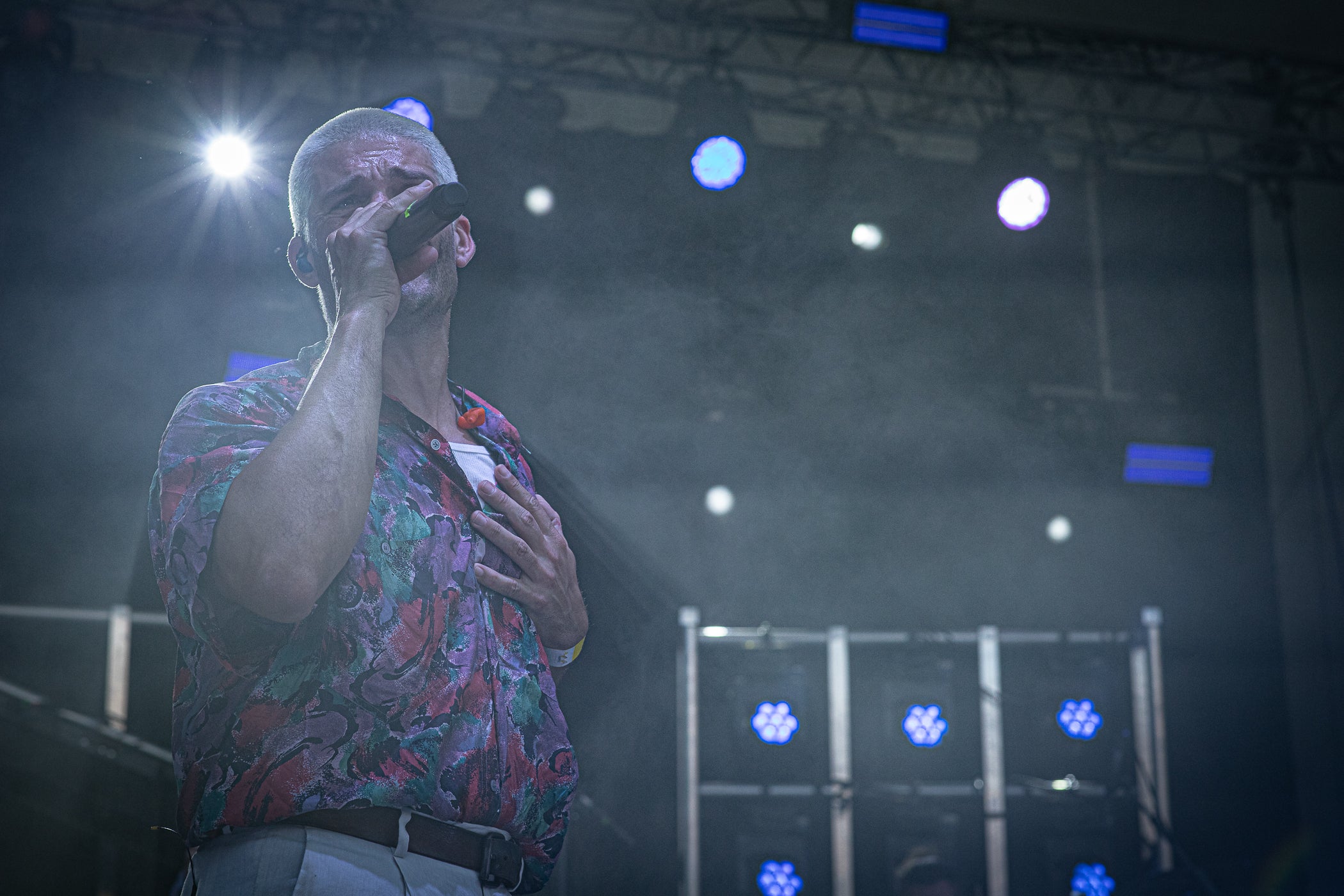 L’Espai Vela ha quedat petit aquest vespre de diumenge per presenciar el concert d’Els Catarres. El Parc de Vallparadís s’ha omplert de gom a gom per veure un dels espectacles estrella de la Festa Major. Un dels grans referents actuals de la música catalana s’ha fet seu totalment l’escenari i ha desfermat autèntica passió entre els terrassencs assistents. Els Catarres han presentat el seu darrer treball, “Paracaigudistes”, però també han deixat espai per aquelles cançons que ja s’han convertit en himnes. Tot plegat en un ambient festiu, emotiu i reivindicatiu ha fet les delícies del públic.