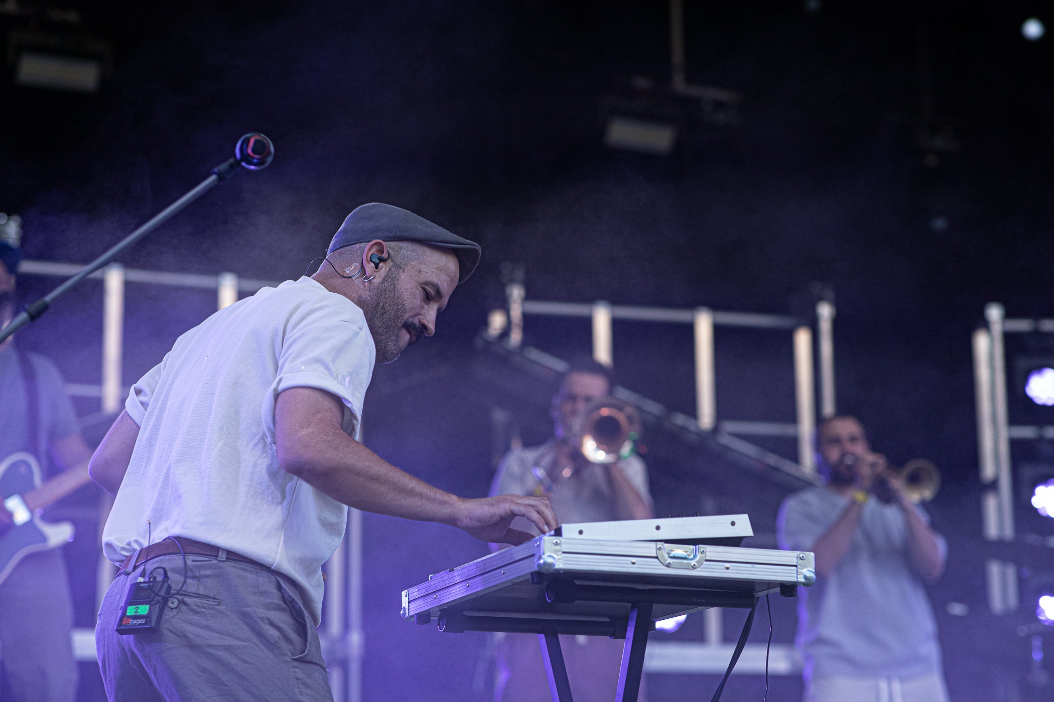 L’Espai Vela ha quedat petit aquest vespre de diumenge per presenciar el concert d’Els Catarres. El Parc de Vallparadís s’ha omplert de gom a gom per veure un dels espectacles estrella de la Festa Major. Un dels grans referents actuals de la música catalana s’ha fet seu totalment l’escenari i ha desfermat autèntica passió entre els terrassencs assistents. Els Catarres han presentat el seu darrer treball, “Paracaigudistes”, però també han deixat espai per aquelles cançons que ja s’han convertit en himnes. Tot plegat en un ambient festiu, emotiu i reivindicatiu ha fet les delícies del públic.