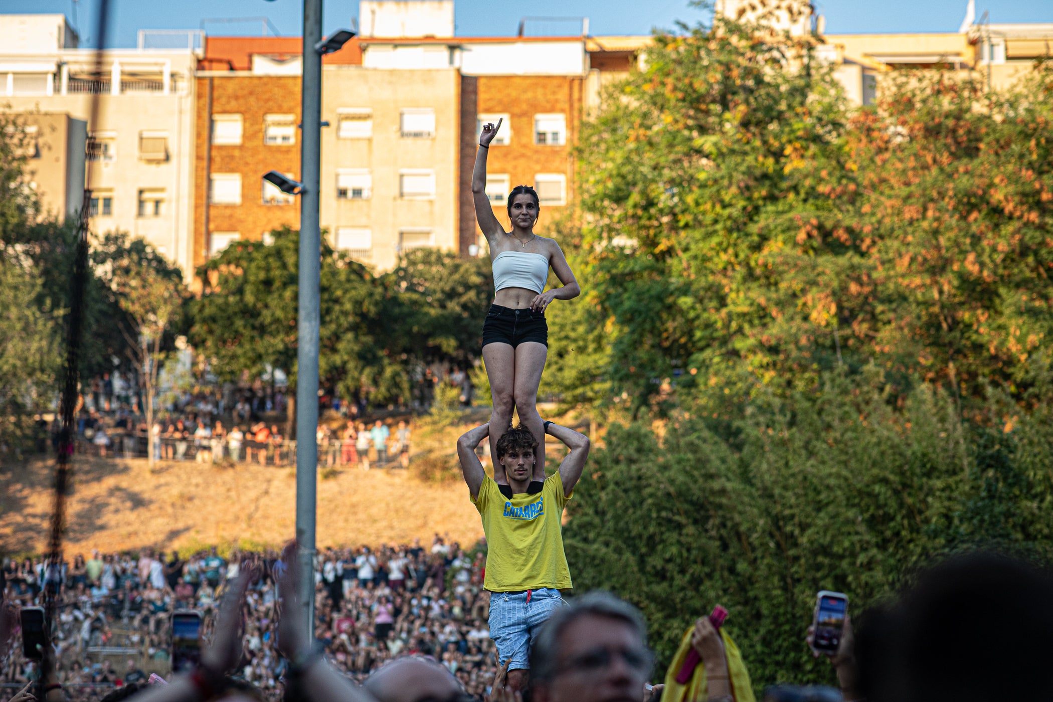 L’Espai Vela ha quedat petit aquest vespre de diumenge per presenciar el concert d’Els Catarres. El Parc de Vallparadís s’ha omplert de gom a gom per veure un dels espectacles estrella de la Festa Major. Un dels grans referents actuals de la música catalana s’ha fet seu totalment l’escenari i ha desfermat autèntica passió entre els terrassencs assistents. Els Catarres han presentat el seu darrer treball, “Paracaigudistes”, però també han deixat espai per aquelles cançons que ja s’han convertit en himnes. Tot plegat en un ambient festiu, emotiu i reivindicatiu ha fet les delícies del públic.