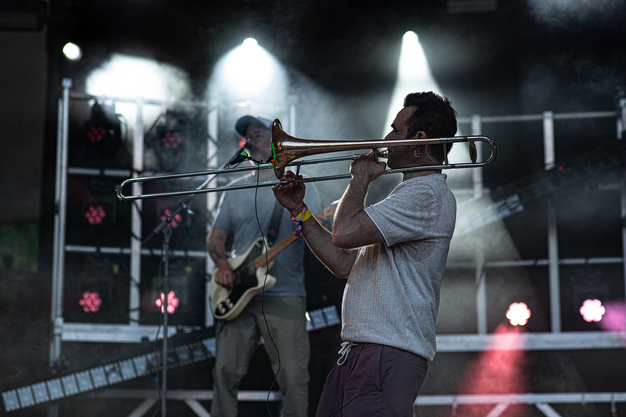 L’Espai Vela ha quedat petit aquest vespre de diumenge per presenciar el concert d’Els Catarres. El Parc de Vallparadís s’ha omplert de gom a gom per veure un dels espectacles estrella de la Festa Major. Un dels grans referents actuals de la música catalana s’ha fet seu totalment l’escenari i ha desfermat autèntica passió entre els terrassencs assistents. Els Catarres han presentat el seu darrer treball, “Paracaigudistes”, però també han deixat espai per aquelles cançons que ja s’han convertit en himnes. Tot plegat en un ambient festiu, emotiu i reivindicatiu ha fet les delícies del públic.