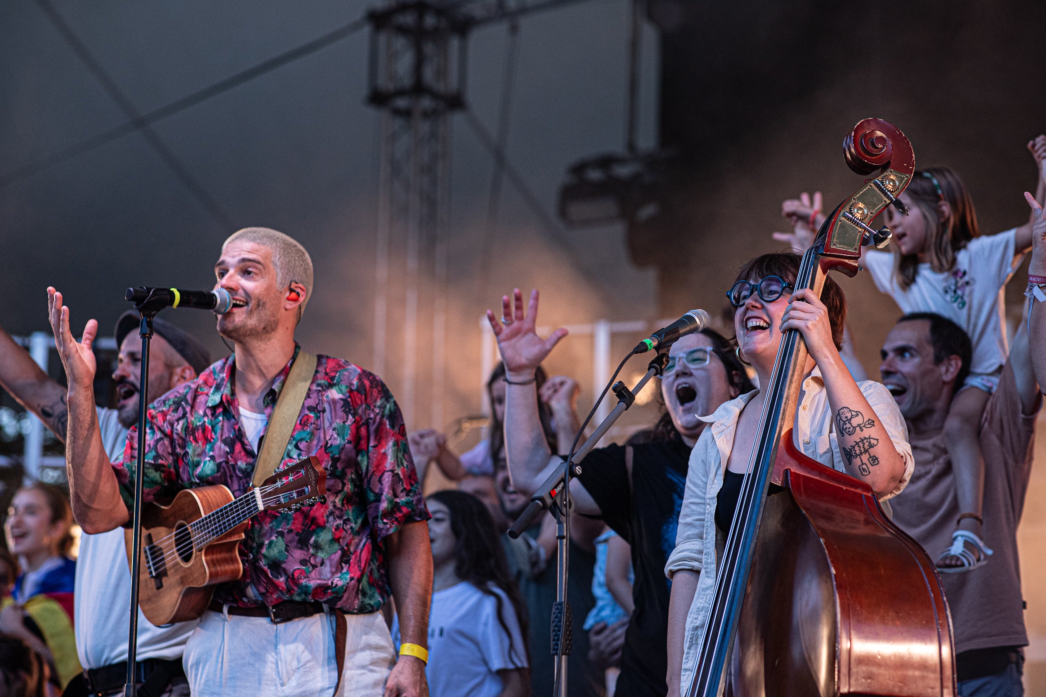 L’Espai Vela ha quedat petit aquest vespre de diumenge per presenciar el concert d’Els Catarres. El Parc de Vallparadís s’ha omplert de gom a gom per veure un dels espectacles estrella de la Festa Major. Un dels grans referents actuals de la música catalana s’ha fet seu totalment l’escenari i ha desfermat autèntica passió entre els terrassencs assistents. Els Catarres han presentat el seu darrer treball, “Paracaigudistes”, però també han deixat espai per aquelles cançons que ja s’han convertit en himnes. Tot plegat en un ambient festiu, emotiu i reivindicatiu ha fet les delícies del públic.
