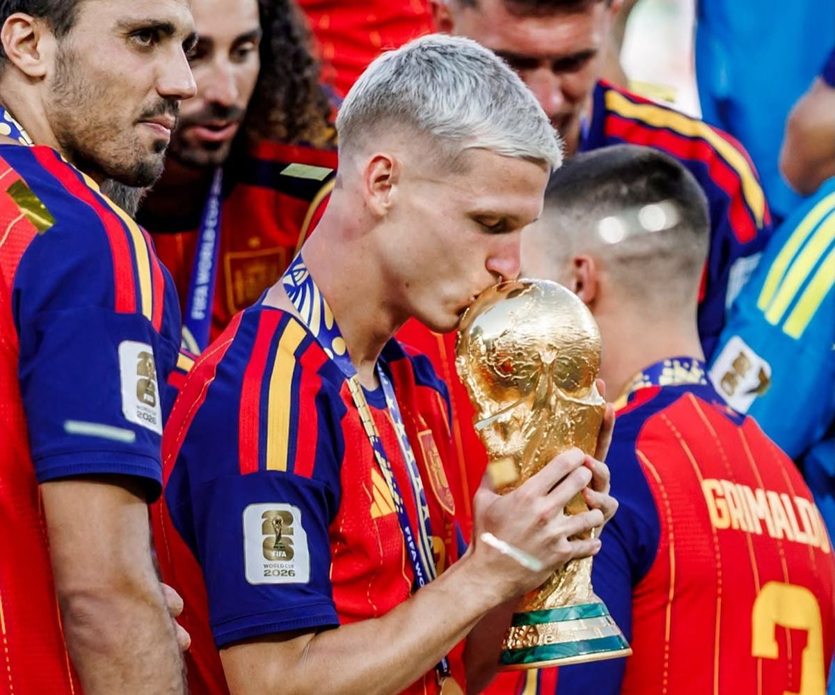El futbolista terrassenc, Dani Olmo, fent un petó a la Copa del Món de futbol | @daniolmo