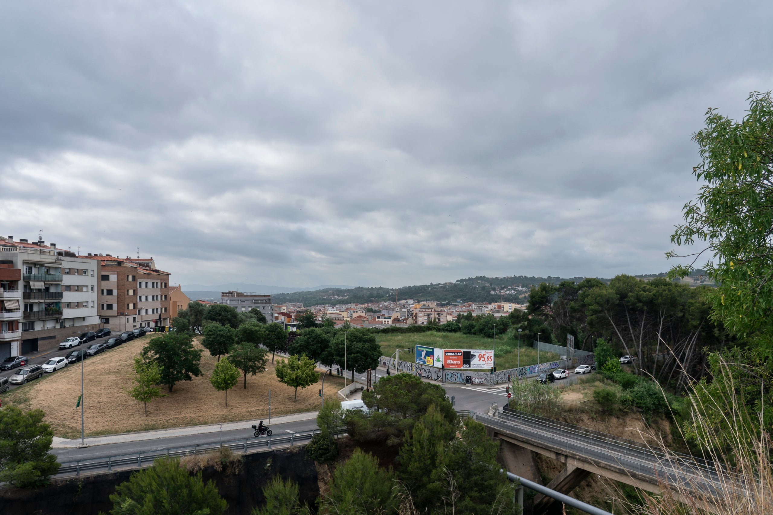 La parcel·la a la dreta on ha d'anar la futura estació Terrassa Oest de Rodalies, prop de la riera del Palau al seu pas per Can Boada | Mireia Comas