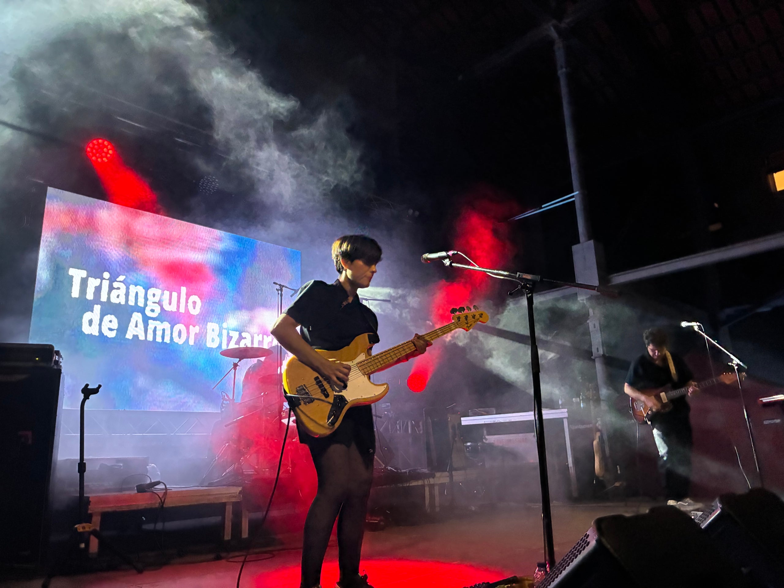 Els corunyesos Triángulo de Amor Bizarro van demostrar aquest dissabte a l'Espai Vapor que mantenen la solidesa sònica i l'actitud incorruptible ara que presenten en directe el seu vuitè àlbum 'Mi catedral', amb una formació bàsica però imparable de noise rock amb Isabel Cea al baix i com a veu principal i Rodrigo Caamaño a la guitarra i també veu, ben envoltats del bateria Rafael Mallo. I amb un munt de hits que no volen ser generacionals | Javi González
