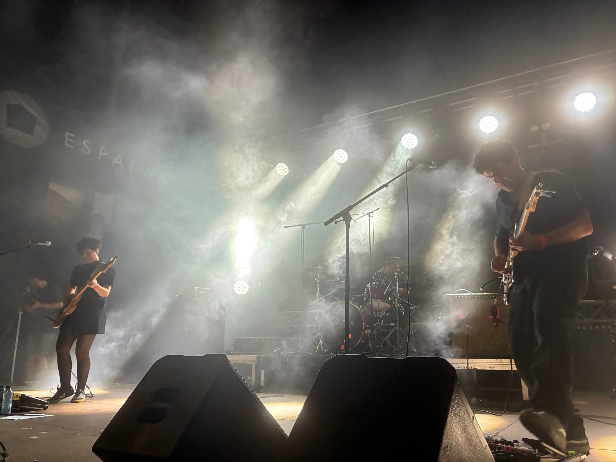 Els corunyesos Triángulo de Amor Bizarro van demostrar aquest dissabte a l'Espai Vapor que mantenen la solidesa sònica i l'actitud incorruptible ara que presenten en directe el seu vuitè àlbum 'Mi catedral', amb una formació bàsica però imparable de noise rock amb Isabel Cea al baix i com a veu principal i Rodrigo Caamaño a la guitarra i també veu, ben envoltats del bateria Rafael Mallo. I amb un munt de hits que no volen ser generacionals | Javi González
