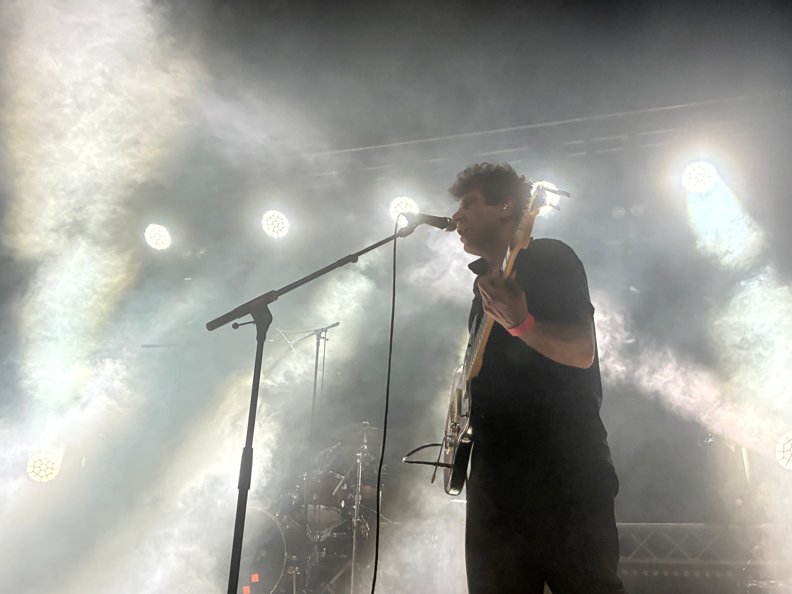 Els corunyesos Triángulo de Amor Bizarro van demostrar aquest dissabte a l'Espai Vapor que mantenen la solidesa sònica i l'actitud incorruptible ara que presenten en directe el seu vuitè àlbum 'Mi catedral', amb una formació bàsica però imparable de noise rock amb Isabel Cea al baix i com a veu principal i Rodrigo Caamaño a la guitarra i també veu, ben envoltats del bateria Rafael Mallo. I amb un munt de hits que no volen ser generacionals | Javi González