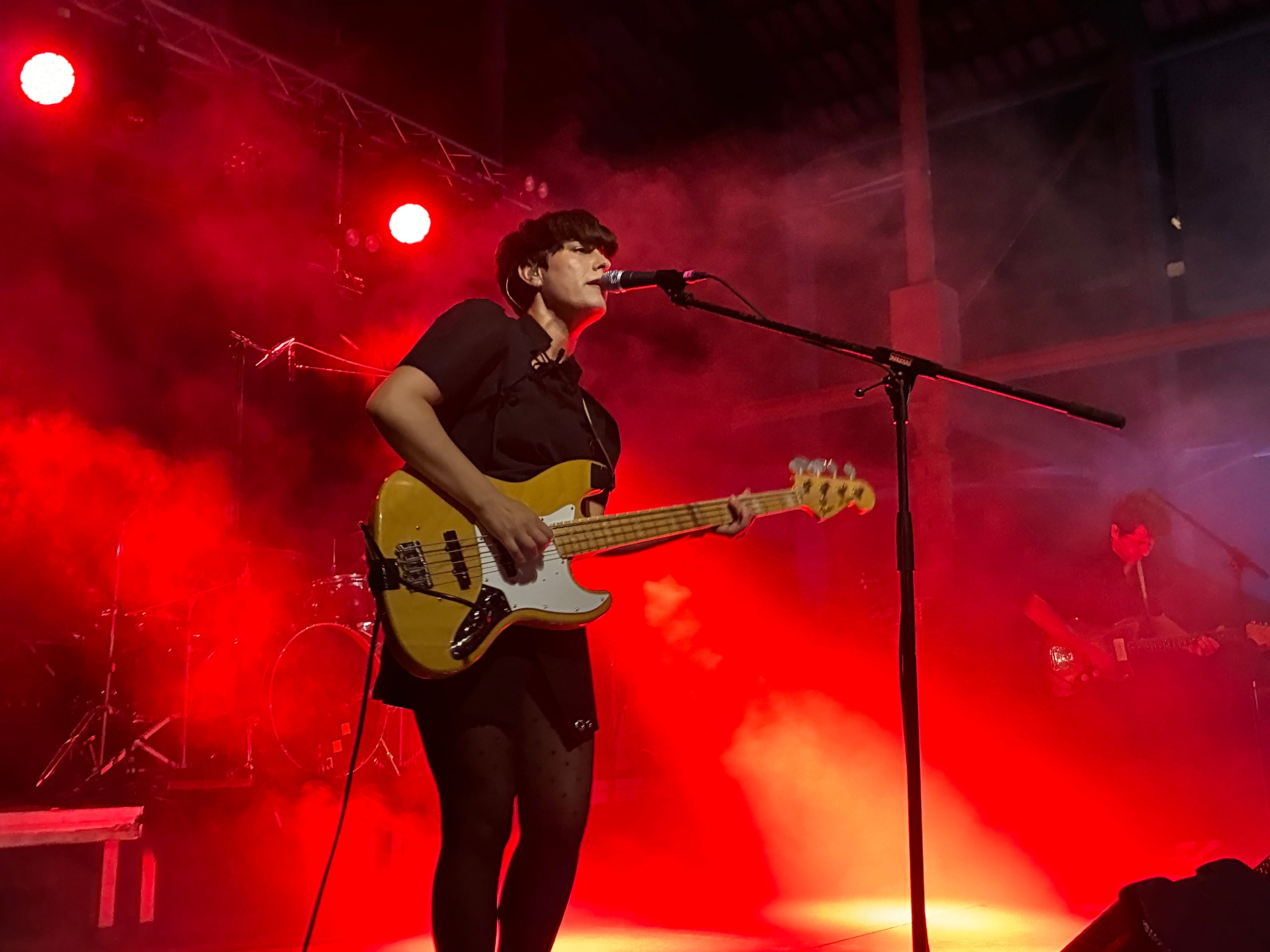 Els corunyesos Triángulo de Amor Bizarro van demostrar aquest dissabte a l'Espai Vapor que mantenen la solidesa sònica i l'actitud incorruptible ara que presenten en directe el seu vuitè àlbum 'Mi catedral', amb una formació bàsica però imparable de noise rock amb Isabel Cea al baix i com a veu principal i Rodrigo Caamaño a la guitarra i també veu, ben envoltats del bateria Rafael Mallo. I amb un munt de hits que no volen ser generacionals | Javi González