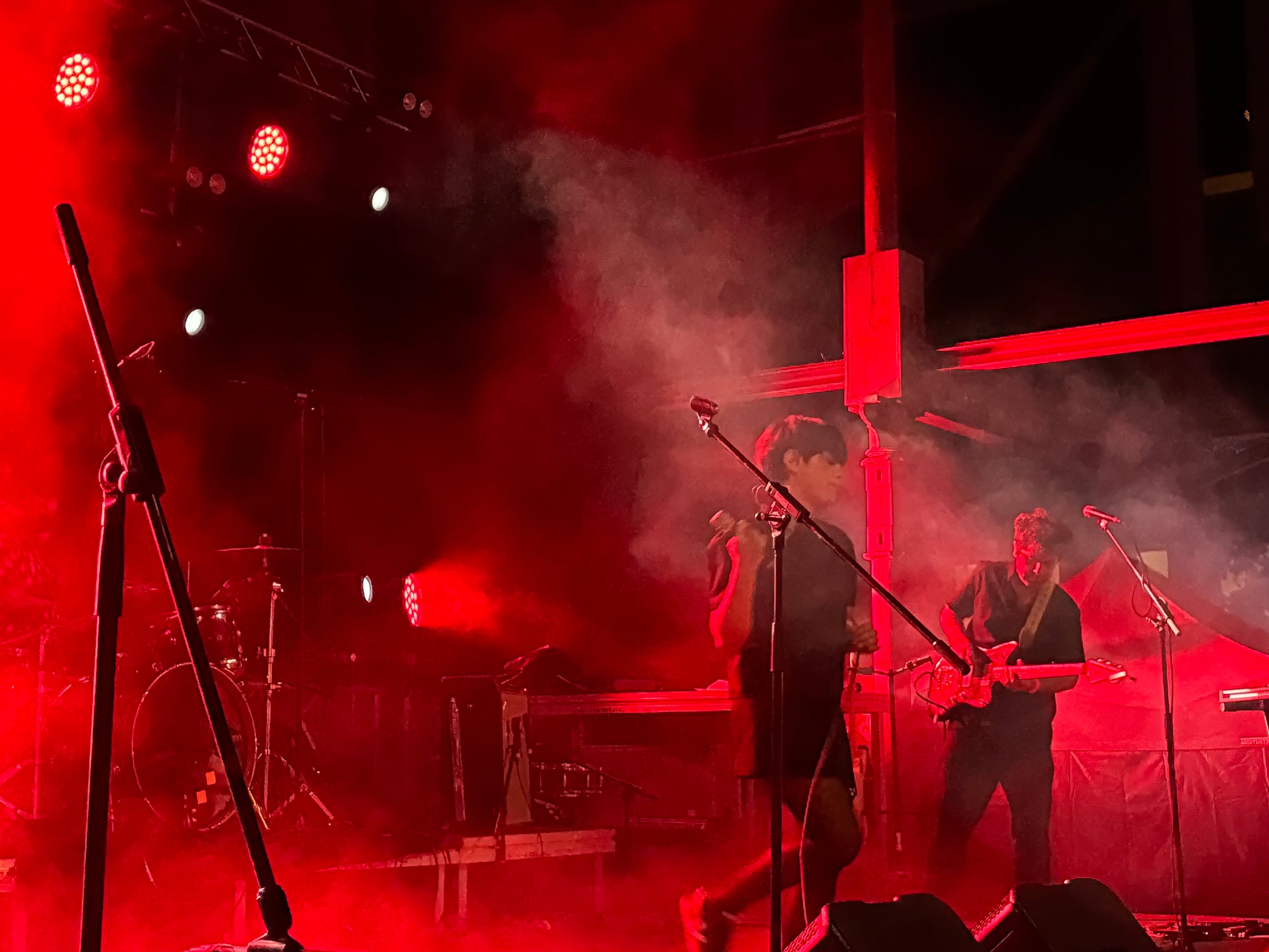 Els corunyesos Triángulo de Amor Bizarro van demostrar aquest dissabte a l'Espai Vapor que mantenen la solidesa sònica i l'actitud incorruptible ara que presenten en directe el seu vuitè àlbum 'Mi catedral', amb una formació bàsica però imparable de noise rock amb Isabel Cea al baix i com a veu principal i Rodrigo Caamaño a la guitarra i també veu, ben envoltats del bateria Rafael Mallo. I amb un munt de hits que no volen ser generacionals | Javi González