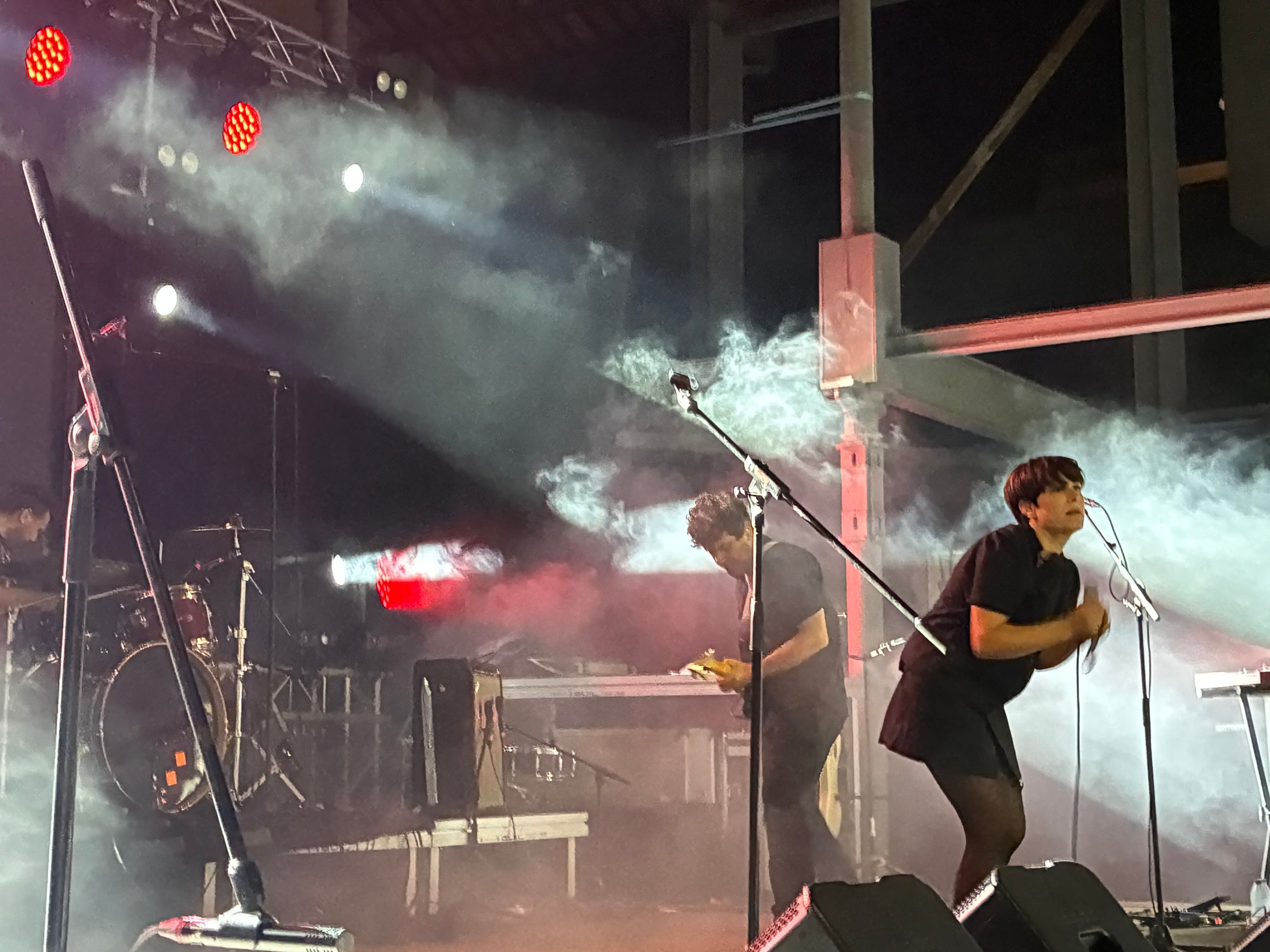 Els corunyesos Triángulo de Amor Bizarro van demostrar aquest dissabte a l'Espai Vapor que mantenen la solidesa sònica i l'actitud incorruptible ara que presenten en directe el seu vuitè àlbum 'Mi catedral', amb una formació bàsica però imparable de noise rock amb Isabel Cea al baix i com a veu principal i Rodrigo Caamaño a la guitarra i també veu, ben envoltats del bateria Rafael Mallo. I amb un munt de hits que no volen ser generacionals | Javi González