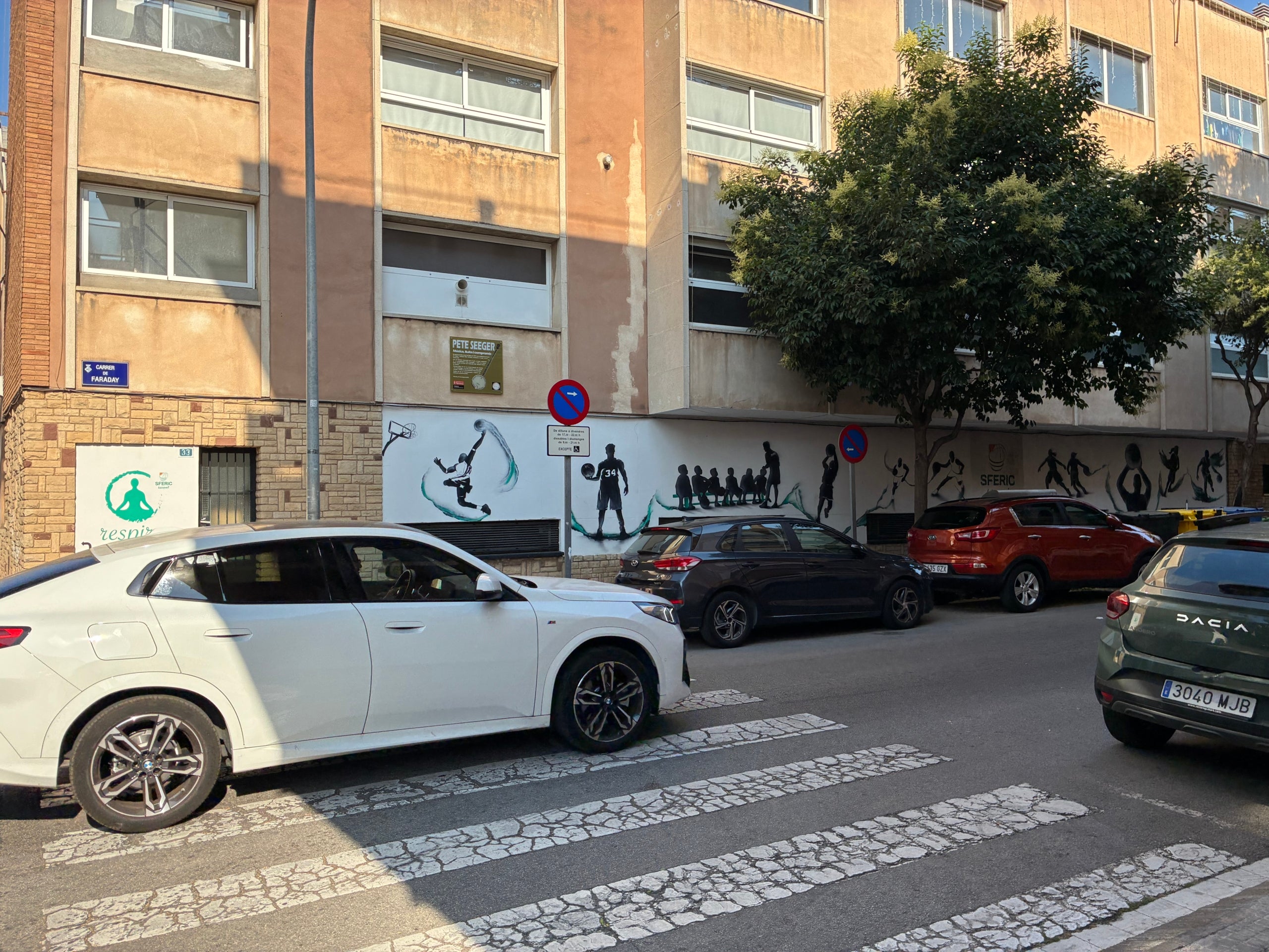 Un cotxe circula pel pas de vianants del carrer de Faraday a l'altura de l'Sferic, que s'ha d'elevar com a ressalt | Vicenç Batalla