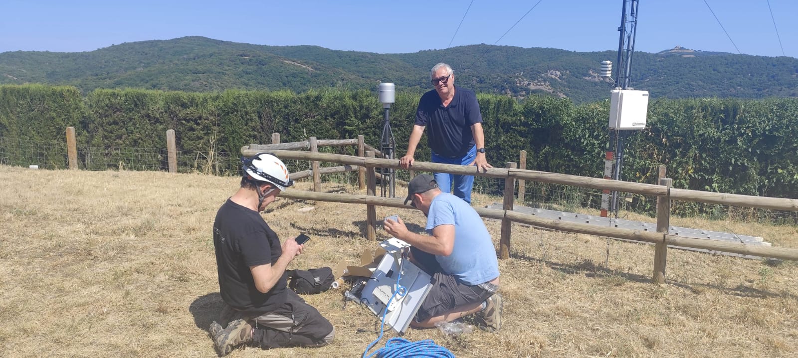 Treballs d'instal·lació del nou sistema per controlar l'estat dels boscos del Parc Natural de Sant Llorenç del Munt i l'Obac | Meteoguilleries. Via Diputació de Barcelona