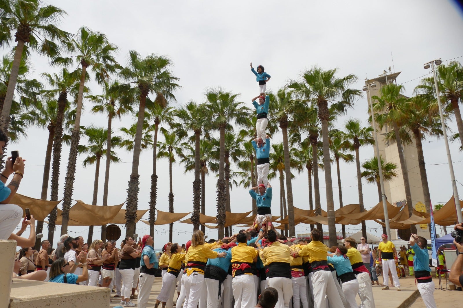 Els Castellers de Terrassa van actuar a les Festes del Mar de Castelldefels | Castellers de Terrassa