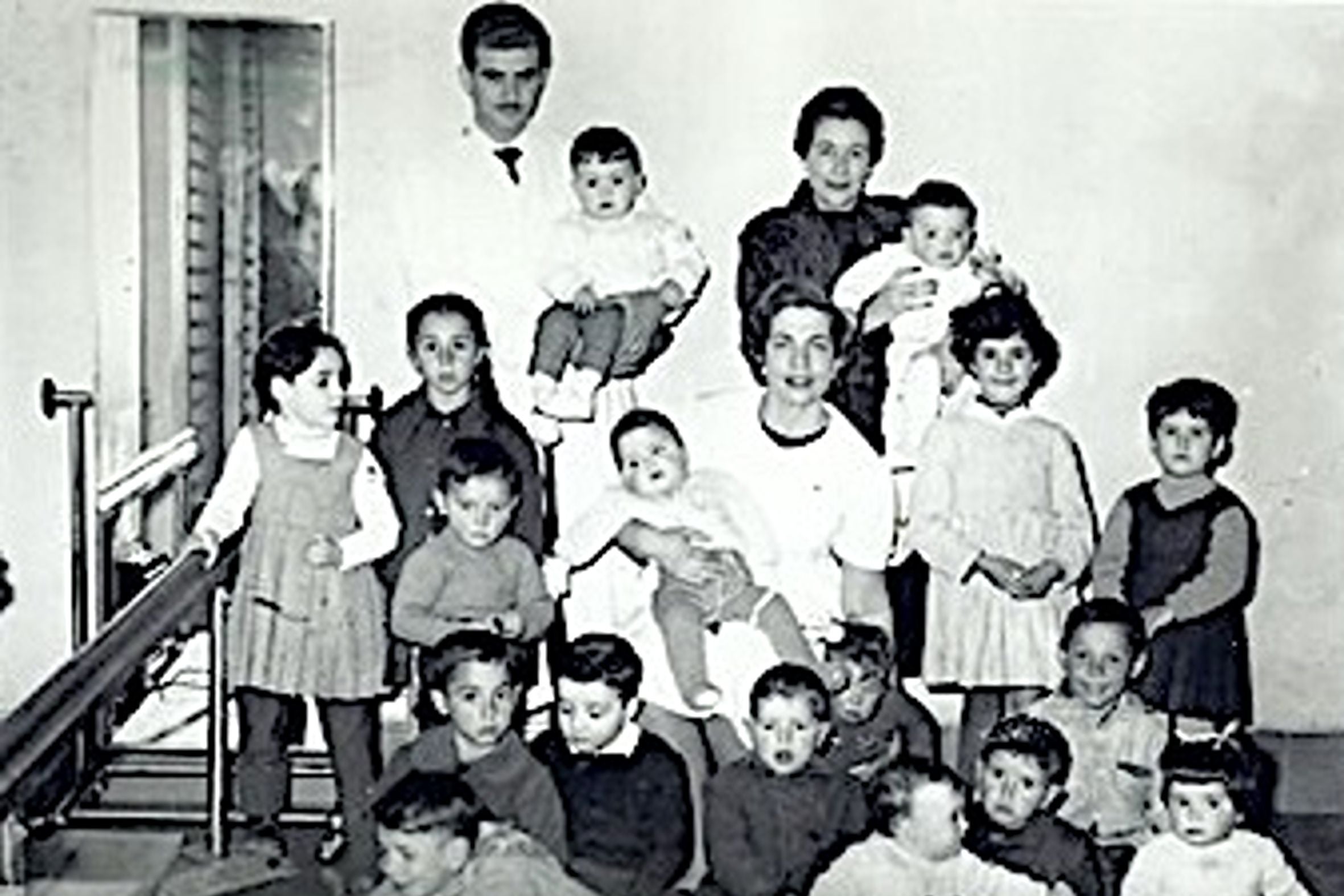 Elena Salvà, al centre de la imatge al Centre de Rehabilitació de Terrassa de l'Hospital de Sant Llàtzer entre finals dels anys cinquanta i principis del seixanta del segle passat | Cedida per la
família Quera-Salvà