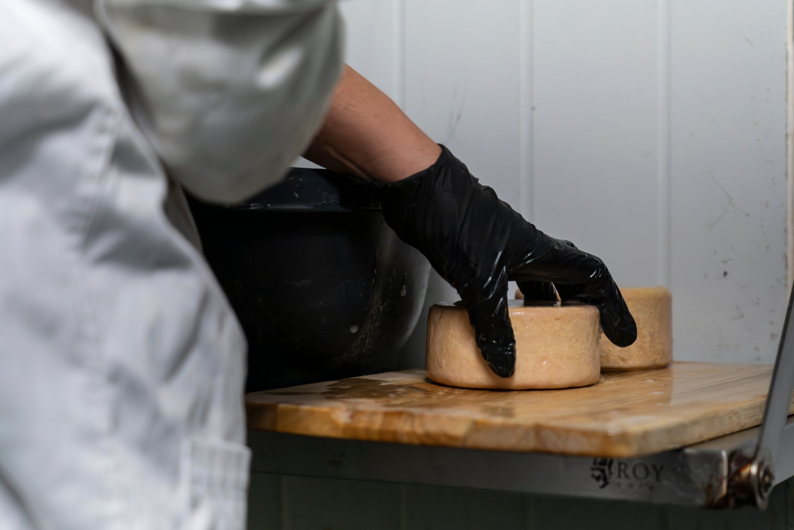 En Jordi Lorente va començar a fer formatges apostant per un projecte arrelat al territori. Deu anys després, els seus productes, fets artesanalment en una granja de Vacarisses, han obtingut diversos premis en els prestigiosos World Cheese Awards. Però el secret no es troba més lluny que anant als ramats de cabres d'Ullastrell o Matadepera. 