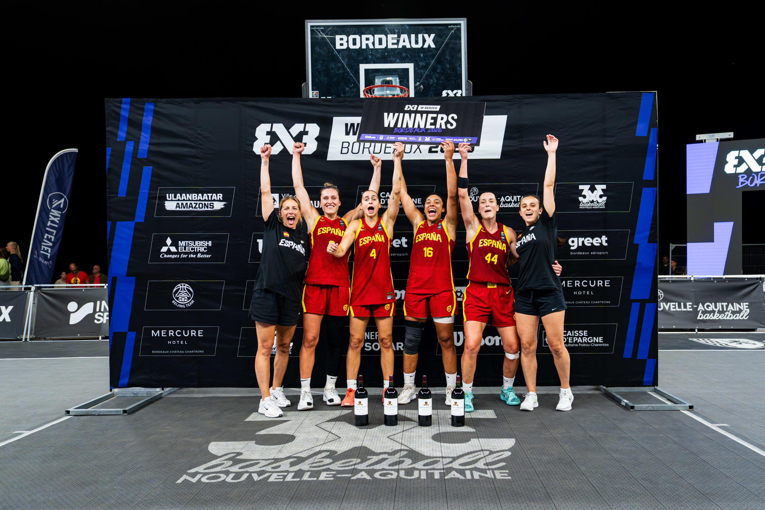 Helena Oma -quarta per l'esquerra amb el número 16-, amb les seves companyes de la selecció espanyola com a guanyadores de les Women’s Series de Bordeus de bàsquet 3x3 | Cedides