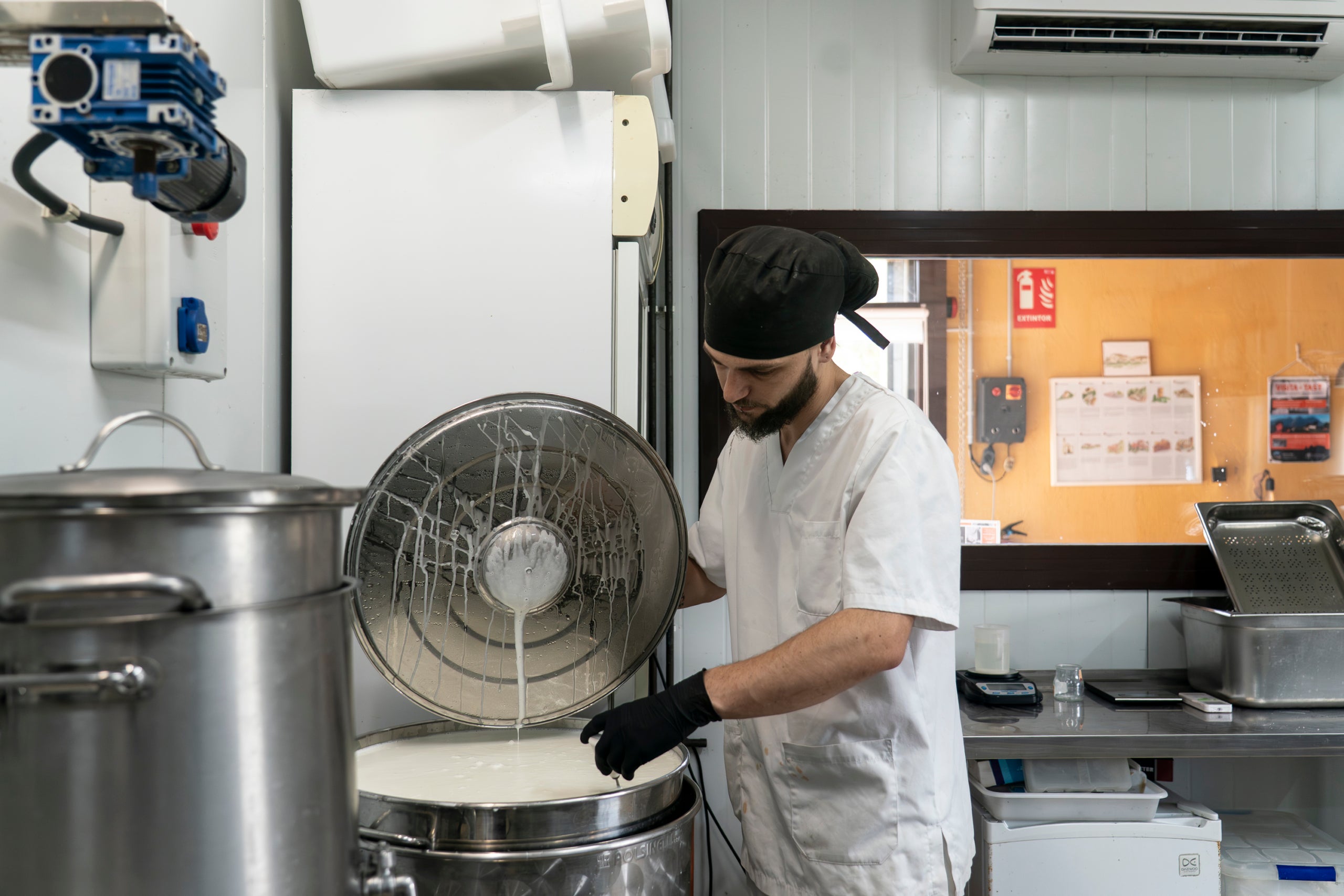 En Jordi Lorente va començar a fer formatges apostant per un projecte arrelat al territori. Deu anys després, els seus productes, fets artesanalment en una granja de Vacarisses, han obtingut diversos premis en els prestigiosos World Cheese Awards. Però el secret no es troba més lluny que anant als ramats de cabres d'Ullastrell o Matadepera. 