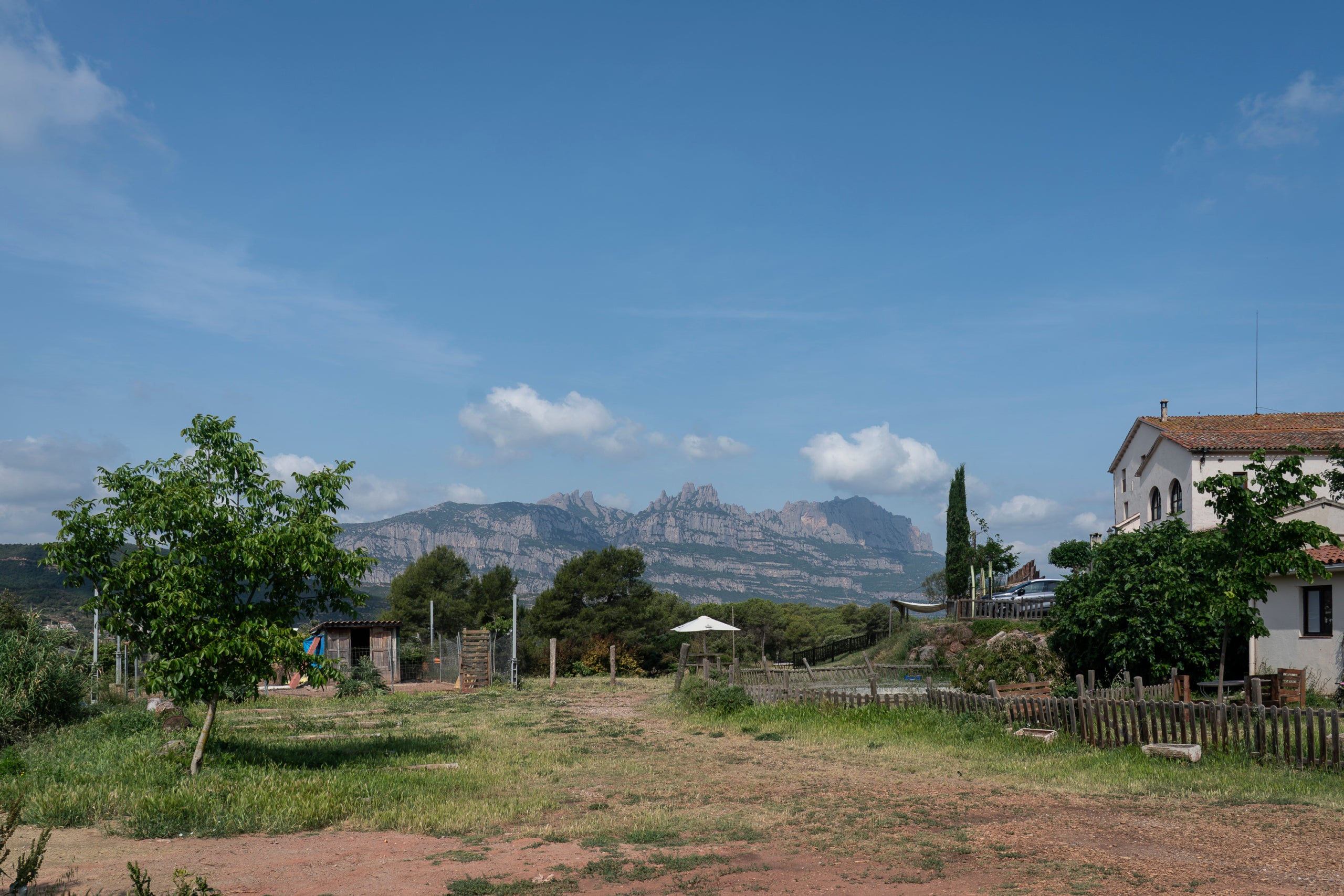 En Jordi Lorente va començar a fer formatges apostant per un projecte arrelat al territori. Deu anys després, els seus productes, fets artesanalment en una granja de Vacarisses, han obtingut diversos premis en els prestigiosos World Cheese Awards. Però el secret no es troba més lluny que anant als ramats de cabres d'Ullastrell o Matadepera. 