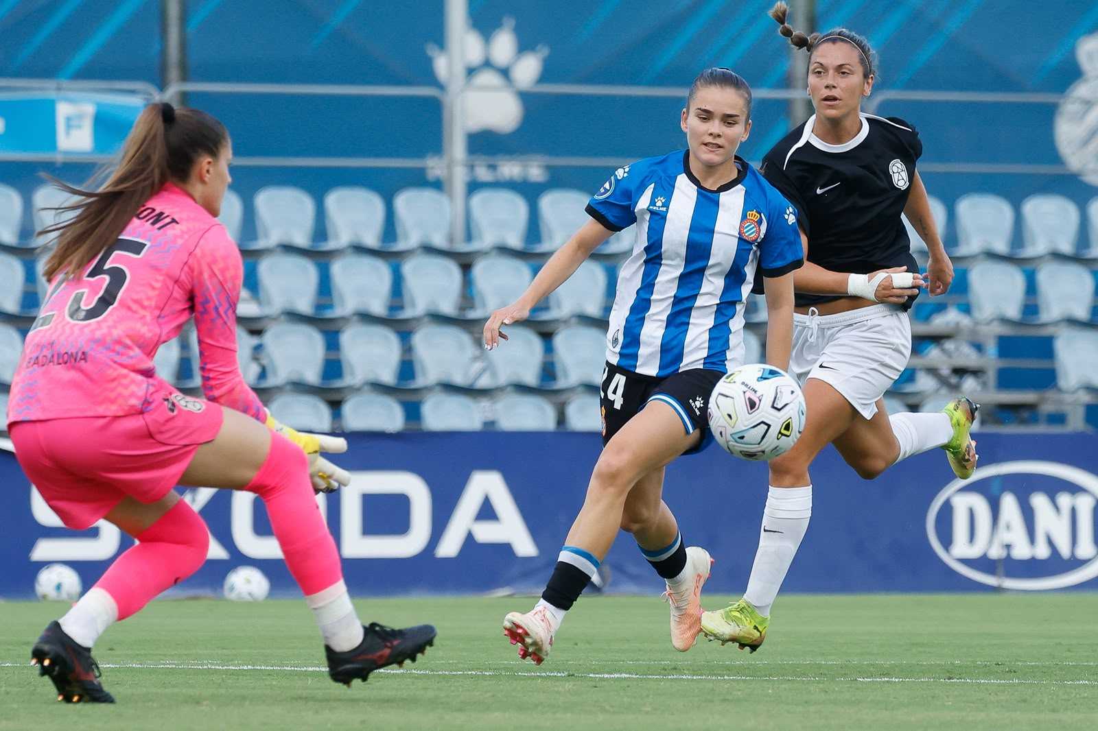 Natalia Escot en una jugada del partit contra el Badalona Women | RCD Espanyol