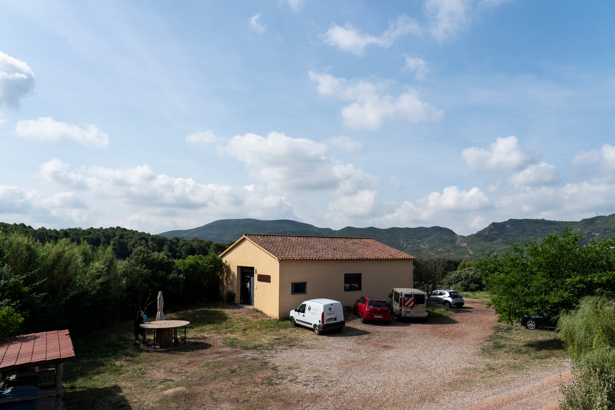 En Jordi Lorente va començar a fer formatges apostant per un projecte arrelat al territori. Deu anys després, els seus productes, fets artesanalment en una granja de Vacarisses, han obtingut diversos premis en els prestigiosos World Cheese Awards. Però el secret no es troba més lluny que anant als ramats de cabres d'Ullastrell o Matadepera. 