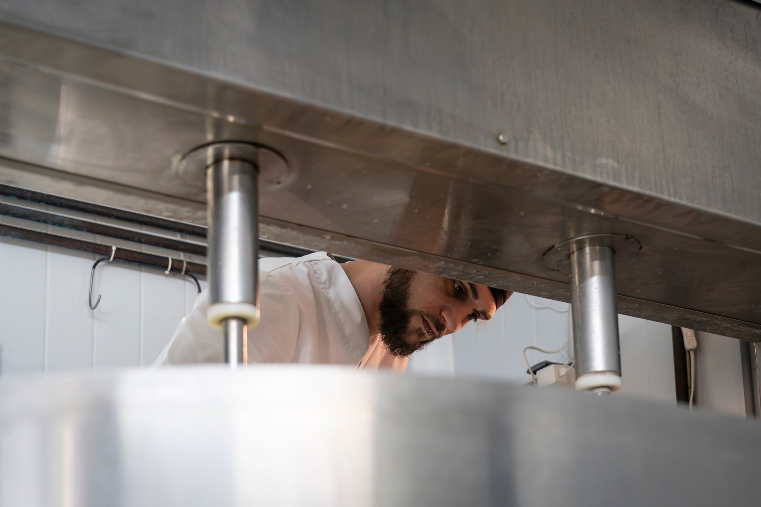 En Jordi Lorente va començar a fer formatges apostant per un projecte arrelat al territori. Deu anys després, els seus productes, fets artesanalment en una granja de Vacarisses, han obtingut diversos premis en els prestigiosos World Cheese Awards. Però el secret no es troba més lluny que anant als ramats de cabres d'Ullastrell o Matadepera. 