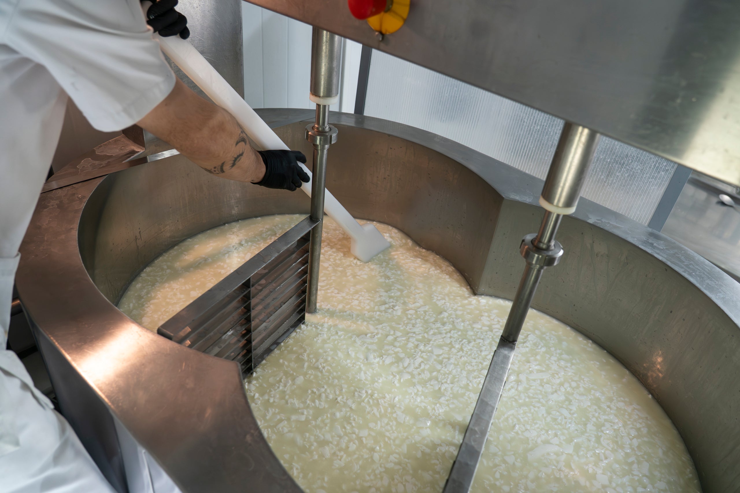 En Jordi Lorente va començar a fer formatges apostant per un projecte arrelat al territori. Deu anys després, els seus productes, fets artesanalment en una granja de Vacarisses, han obtingut diversos premis en els prestigiosos World Cheese Awards. Però el secret no es troba més lluny que anant als ramats de cabres d'Ullastrell o Matadepera. 