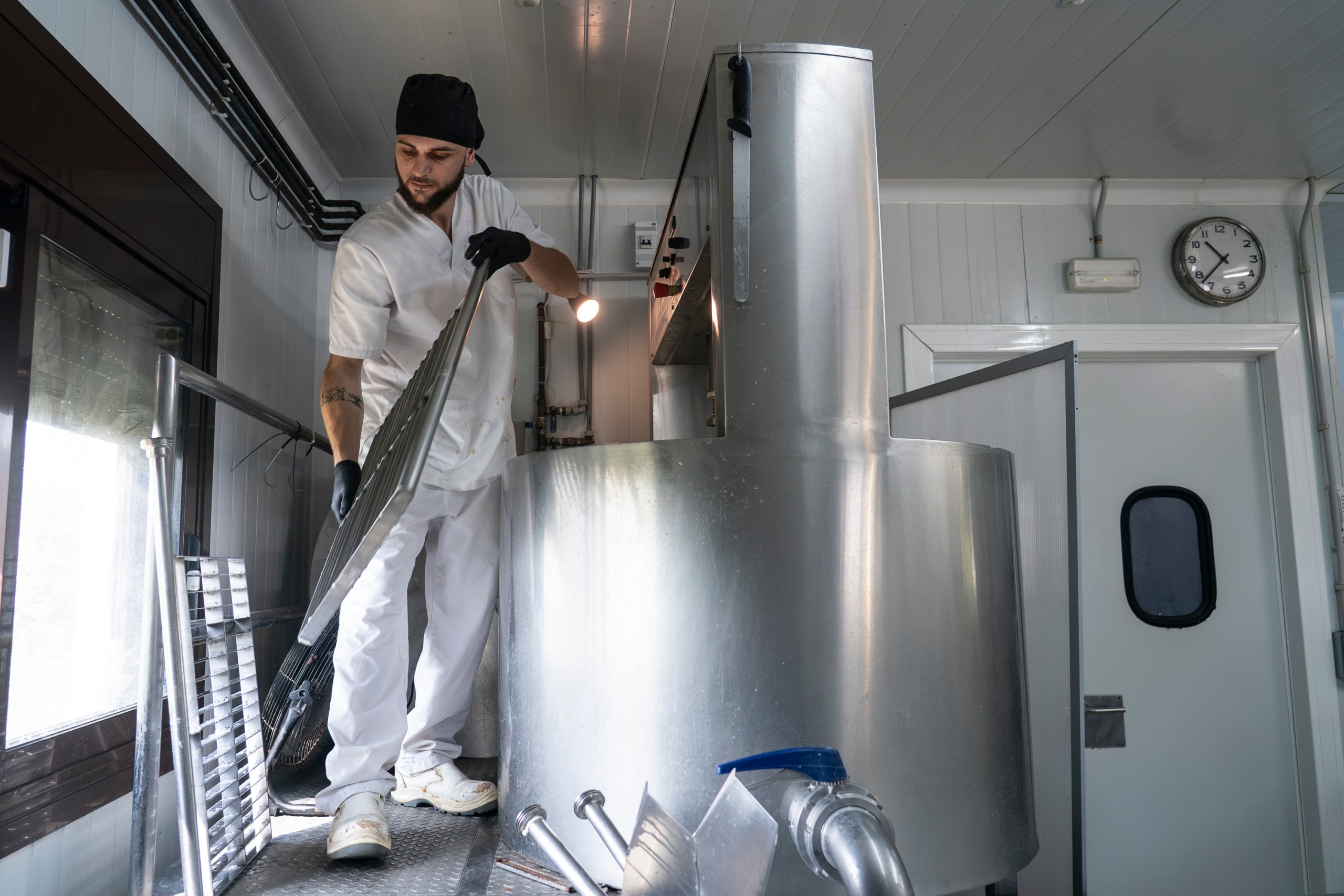 En Jordi Lorente va començar a fer formatges apostant per un projecte arrelat al territori. Deu anys després, els seus productes, fets artesanalment en una granja de Vacarisses, han obtingut diversos premis en els prestigiosos World Cheese Awards. Però el secret no es troba més lluny que anant als ramats de cabres d'Ullastrell o Matadepera. 