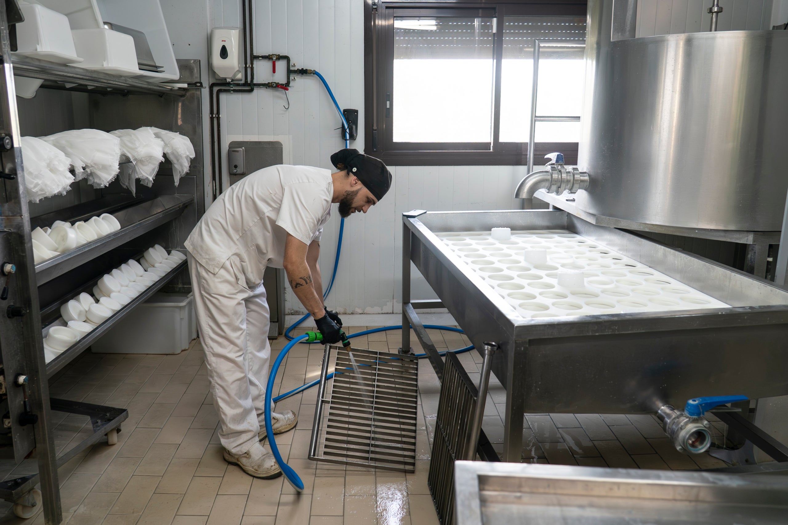 En Jordi Lorente va començar a fer formatges apostant per un projecte arrelat al territori. Deu anys després, els seus productes, fets artesanalment en una granja de Vacarisses, han obtingut diversos premis en els prestigiosos World Cheese Awards. Però el secret no es troba més lluny que anant als ramats de cabres d'Ullastrell o Matadepera. 