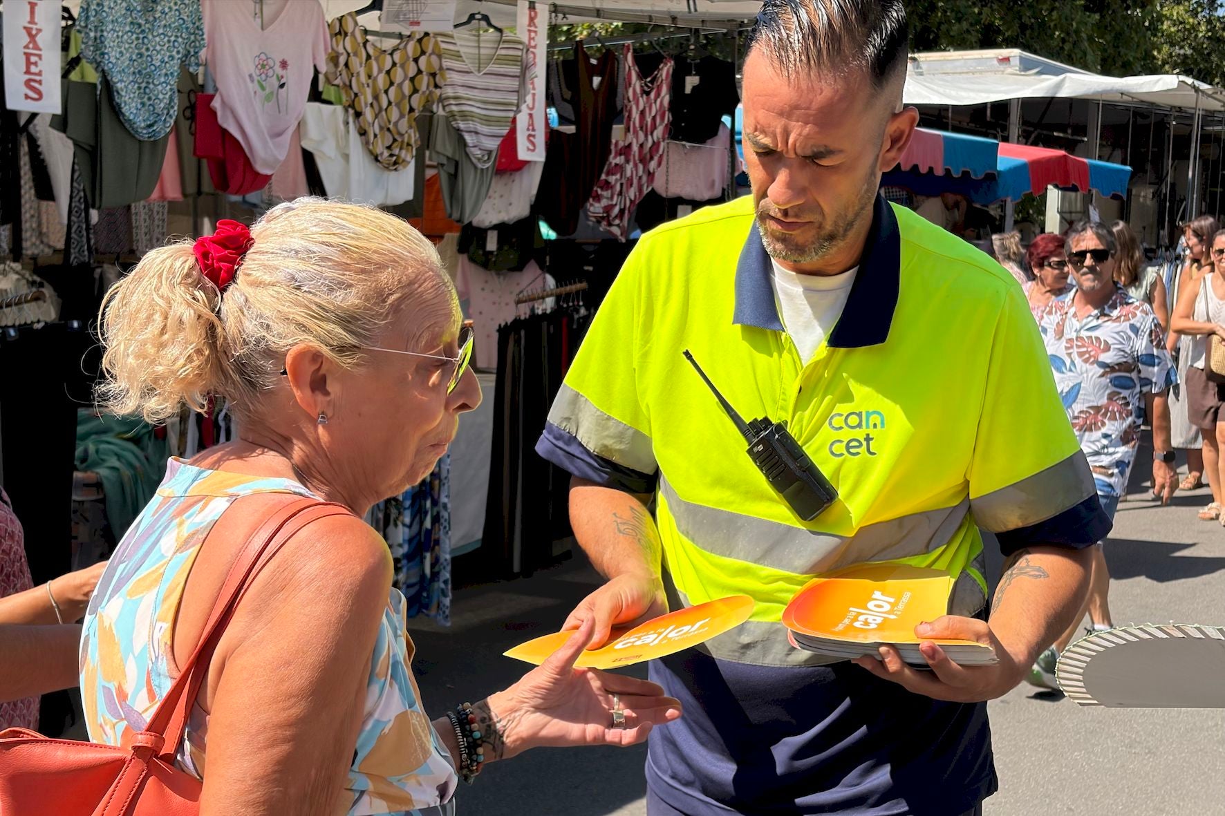 Repartiment de ventalls per fer passar la calor al Mercadal de Terrassa | Aj. Terrassa