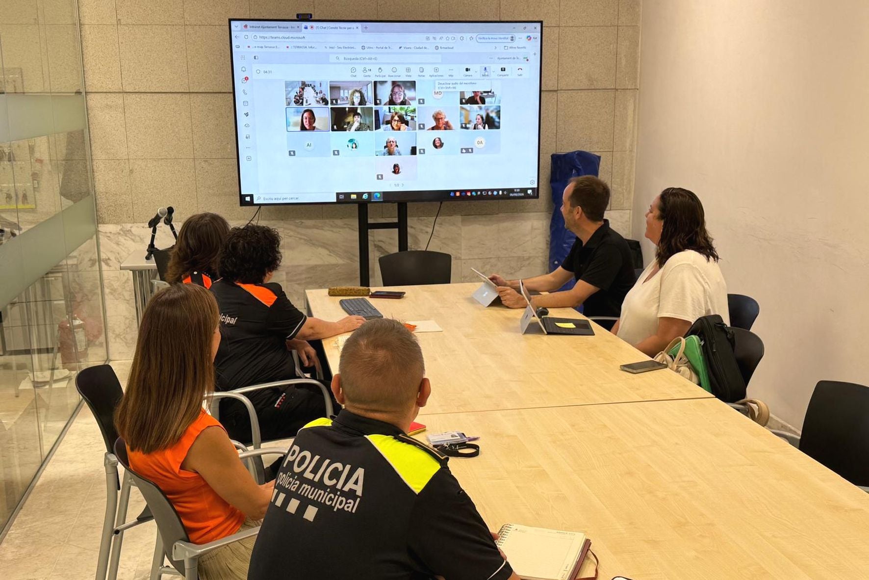 Reunió del Comitè tècnic d'emergència municipal, a la que han participat l'alcalde accidental, Xavier Cardona, i la regidora de Protecció Civil, Ruth Hibernón | Aj. Terrassa
