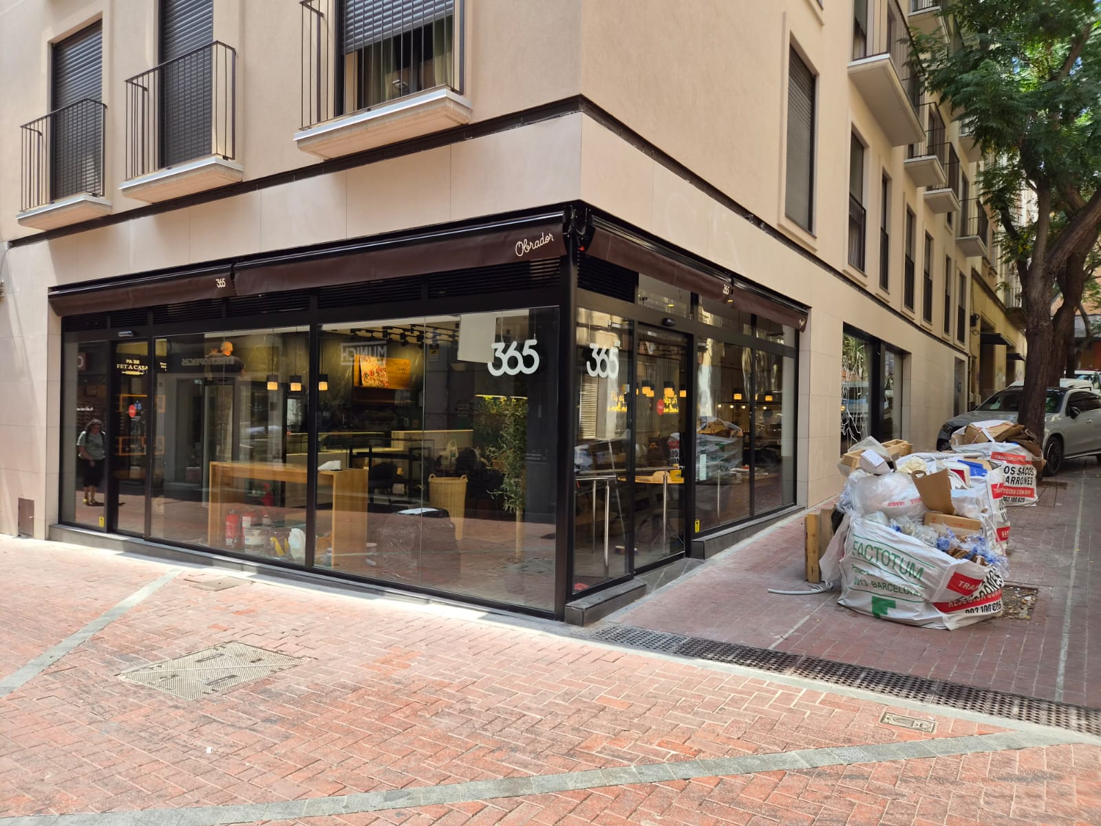 La cadena 365 obre nova botiga al carrer Sant Pere de Terrassa | Lluïsa Tarrida