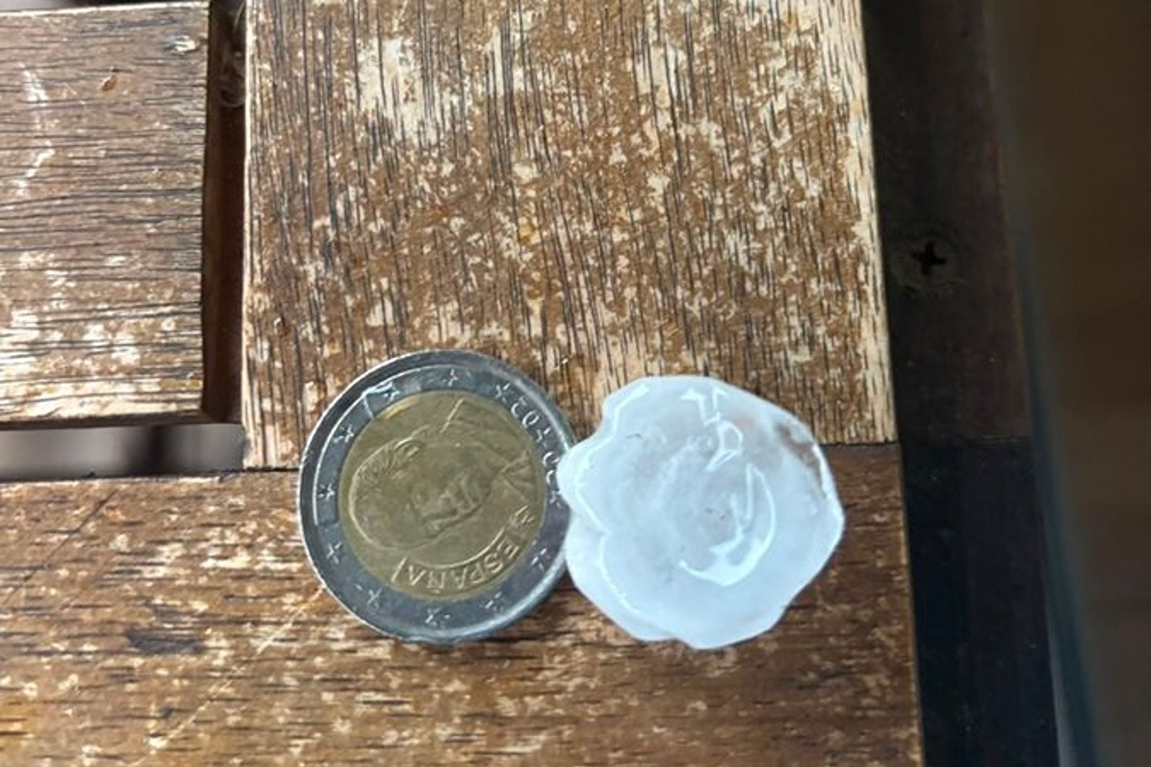 L'aiguat aquest dijous a Terrassa ha deixat pedres de la mida d'un euro mínim | Jordimeteo 