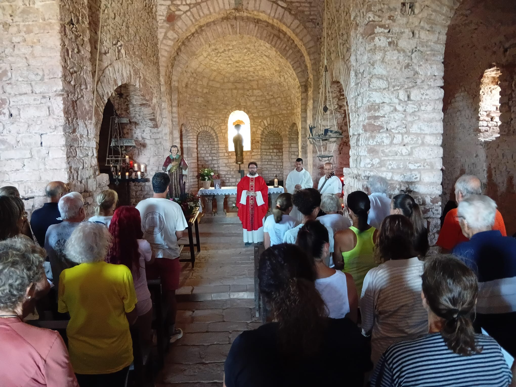 Un any més, pel dia 10 d’agost ha tingut lloc la Festa de Sant Llorenç a La Mola. La Comissió Organitzadora de la parròquia de Sant Joan de Matadepera ha convocat a la ciutadania aquest dilluns dalt del cim del Parc Natural de Sant Llorenç del Munt i l’Obac per recordar l’home que va ser posat en una graella i cremat viu. La celebració ha estat presidida pel mossèn Guillem López. Aquest any, s’ha comptat amb el suport de l’ADF, que ha ofert servei de transport des de Can Robert a Can Poble a les persones amb mobilitat reduïda. El ritual ha comptat amb la missa al Monestir i la processió, encapçalada pel sant i que enguany ha estat portada per homes, que han repartit i cantat els goigs. 
